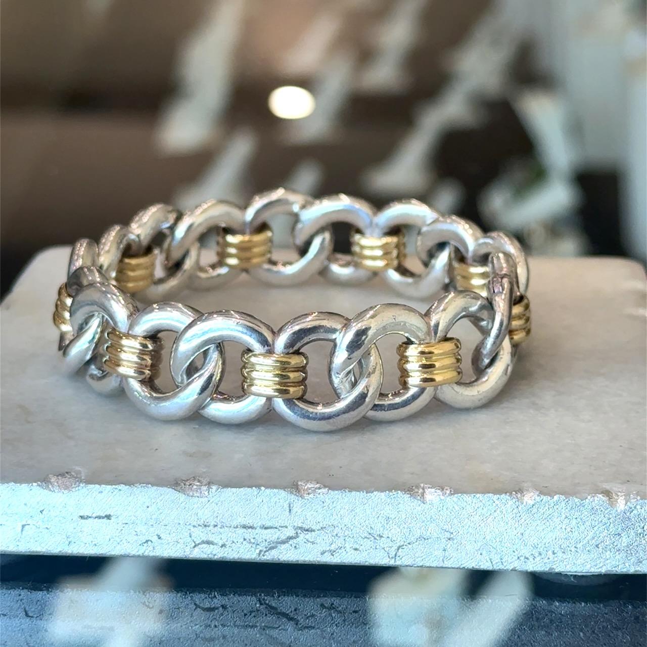 Pulsera vintage Hermès de eslabones de oro amarillo de 18 quilates y plata de ley
7,5 Pulgadas de Largo
1/2 pulgada de ancho
81.6 gramos
La pulsera está pulida pero presenta un desgaste adecuado a su edad.

Garantizamos que es 100% auténtico Hermès 