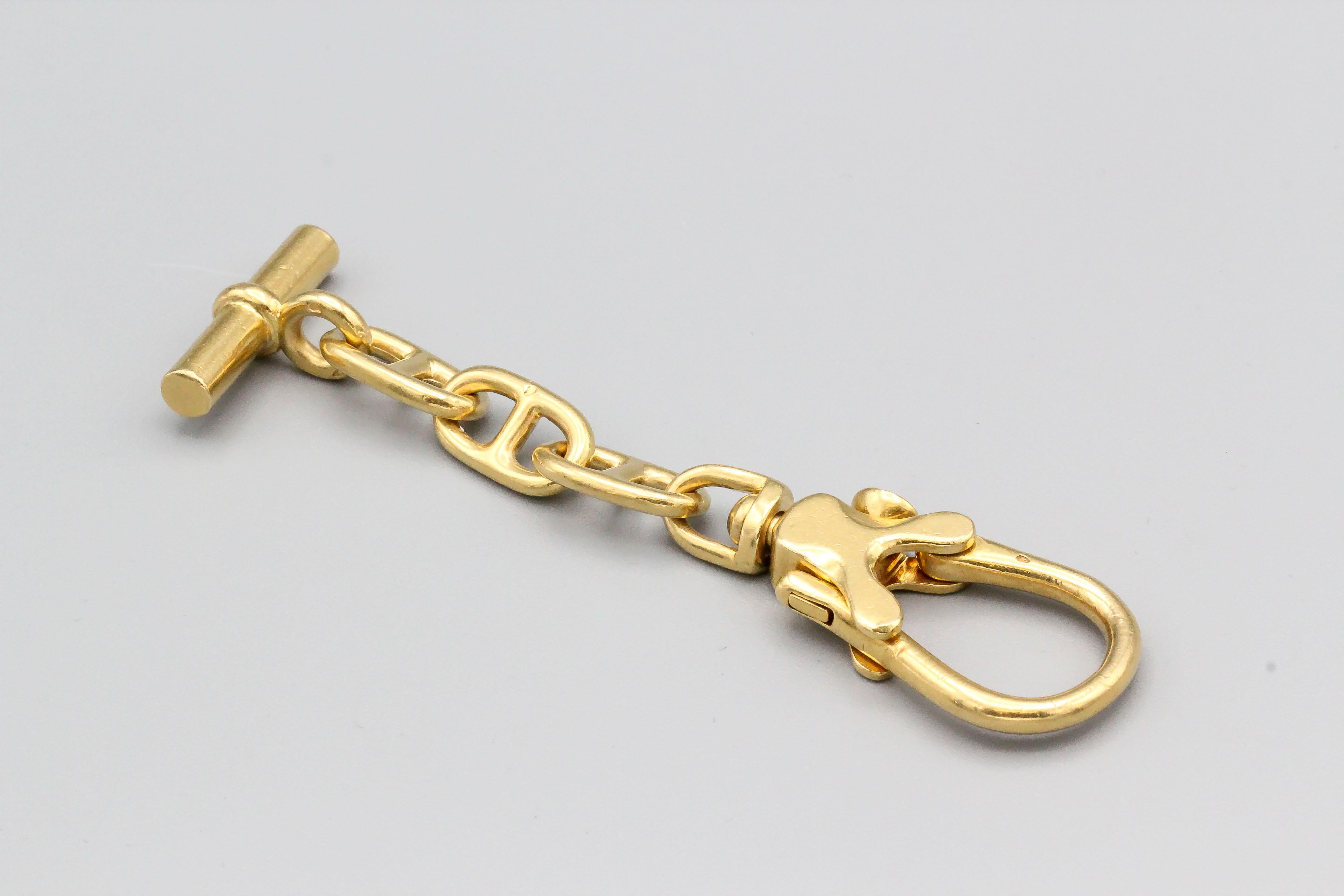 Classic Hermes 18k gold toggle link keychain, resembling the Chaine D'Ancre collection. Circa 1960s.

Hallmarks: Hermes, Paris, French 18k gold assay mark.