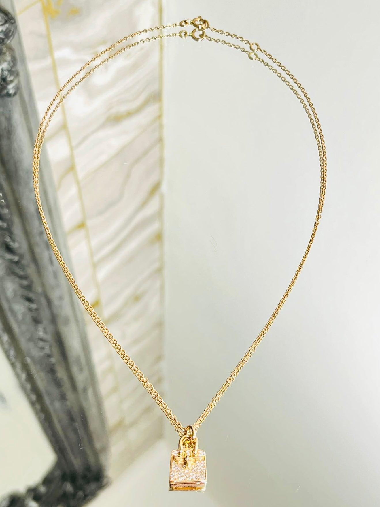 Hermes 18k Rose Gold & Diamant Birkin Amulett Anhänger Halskette

Aus der Birkin Amulette Kollektion, gefertigt aus 18 Karat Roségold, mit Diamanten besetzt.

Der Anhänger ist schwer mit gepflasterten Diamanten, die insgesamt etwa 0,22 Karat