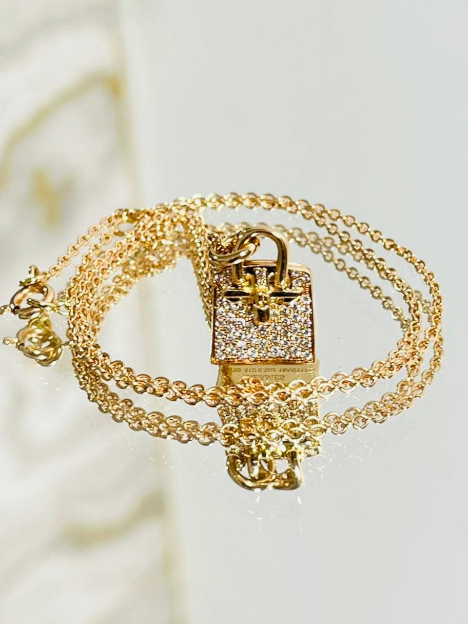 Moderne Hermes Collier pendentif amulette Birkin en or rose 18k et diamants en vente