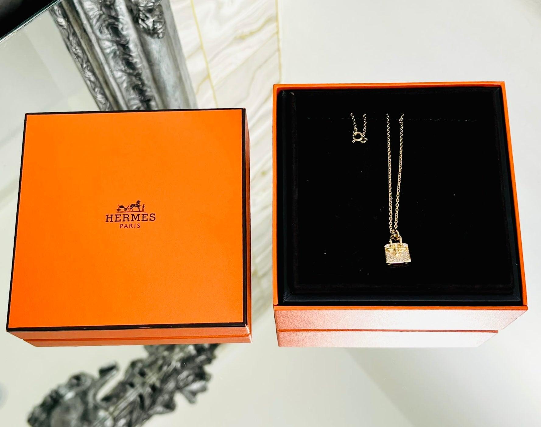 Taille brillant Hermes Collier pendentif amulette Birkin en or rose 18k et diamants en vente