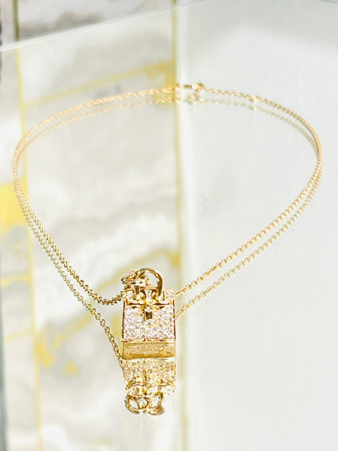 Hermes Collier pendentif amulette Birkin en or rose 18k et diamants Excellent état - En vente à London, GB
