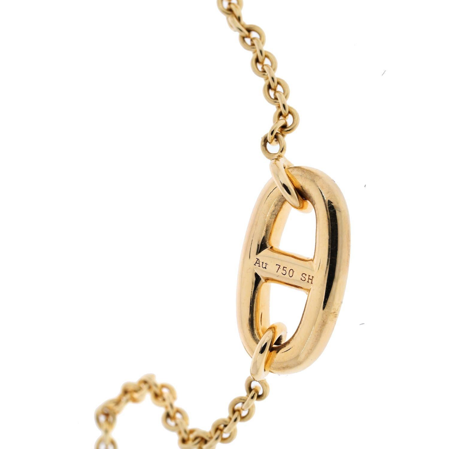 This chic Hermes bracelet from the Farandole collection features a chain and oval link design crafted in 18k rose gold and completed with a toggle closure. Made in France circa 2010s. 

6 inches.