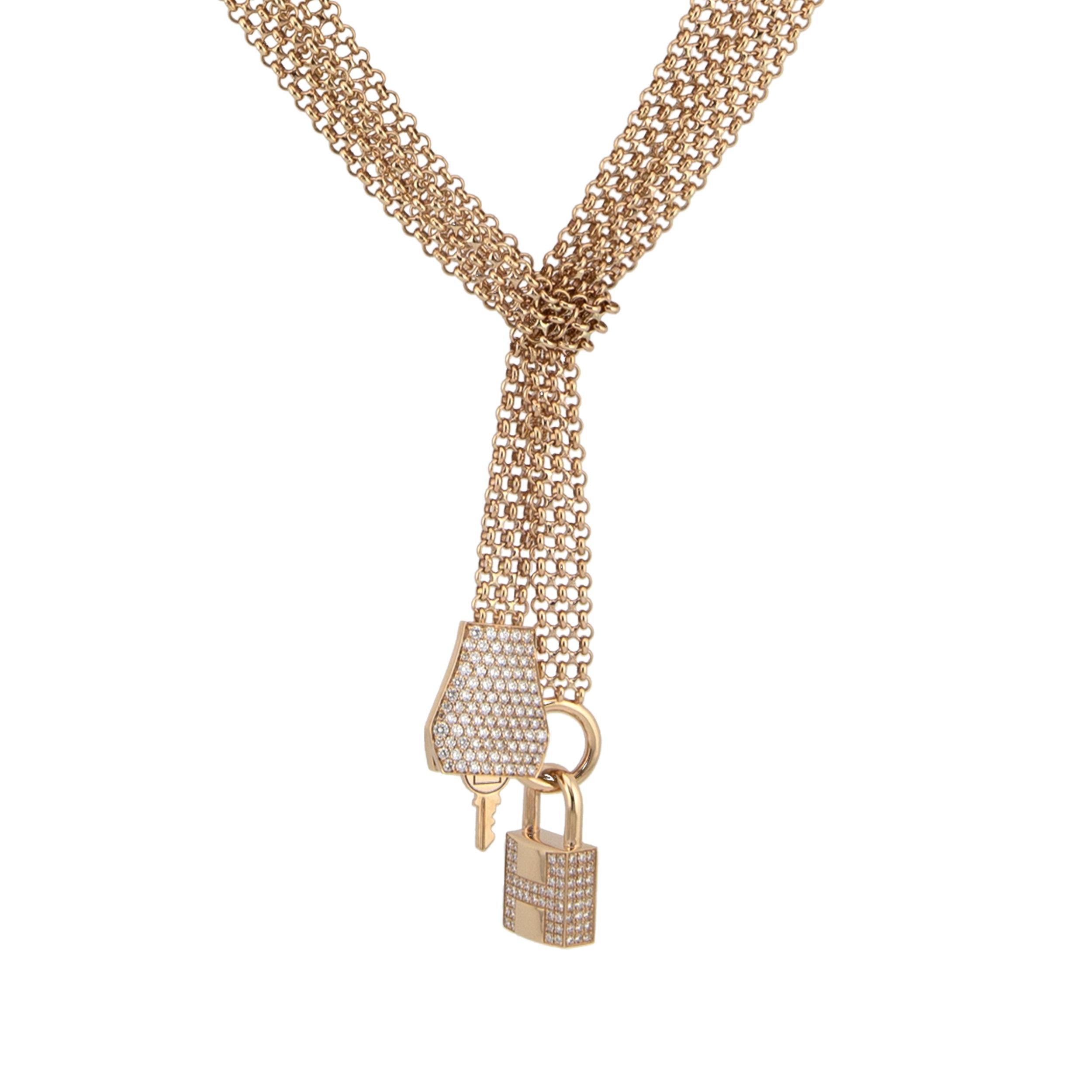 Hermès Collana Clochette Kelly GM in oro rosa 18 carati con pavé di diamanti ST

Realizzata con maestria in oro rosa 18 carati, la collana presenta un design a più catene con un ciondolo a forma di chiave e di lucchetto, entrambi incastonati con