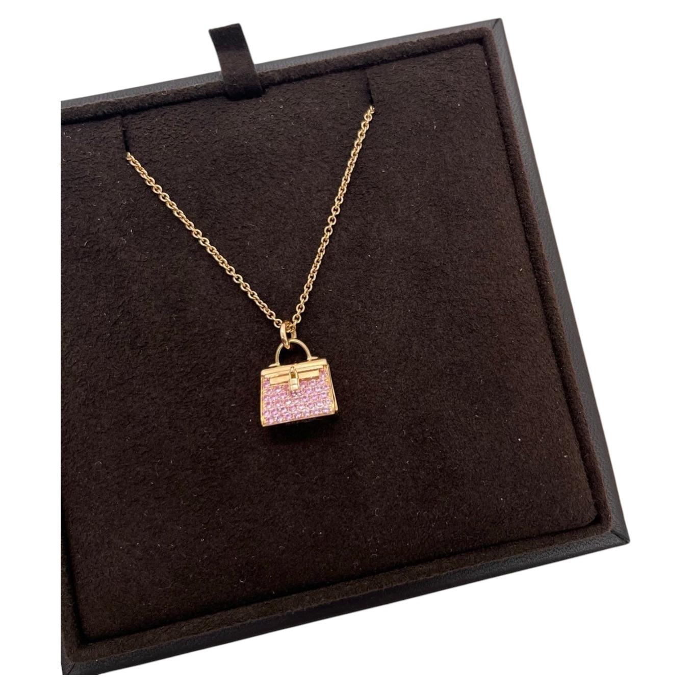 Collier Hermès avec pendentif « Amulettes Kelly » en or rose 18 carats et saphirs roses