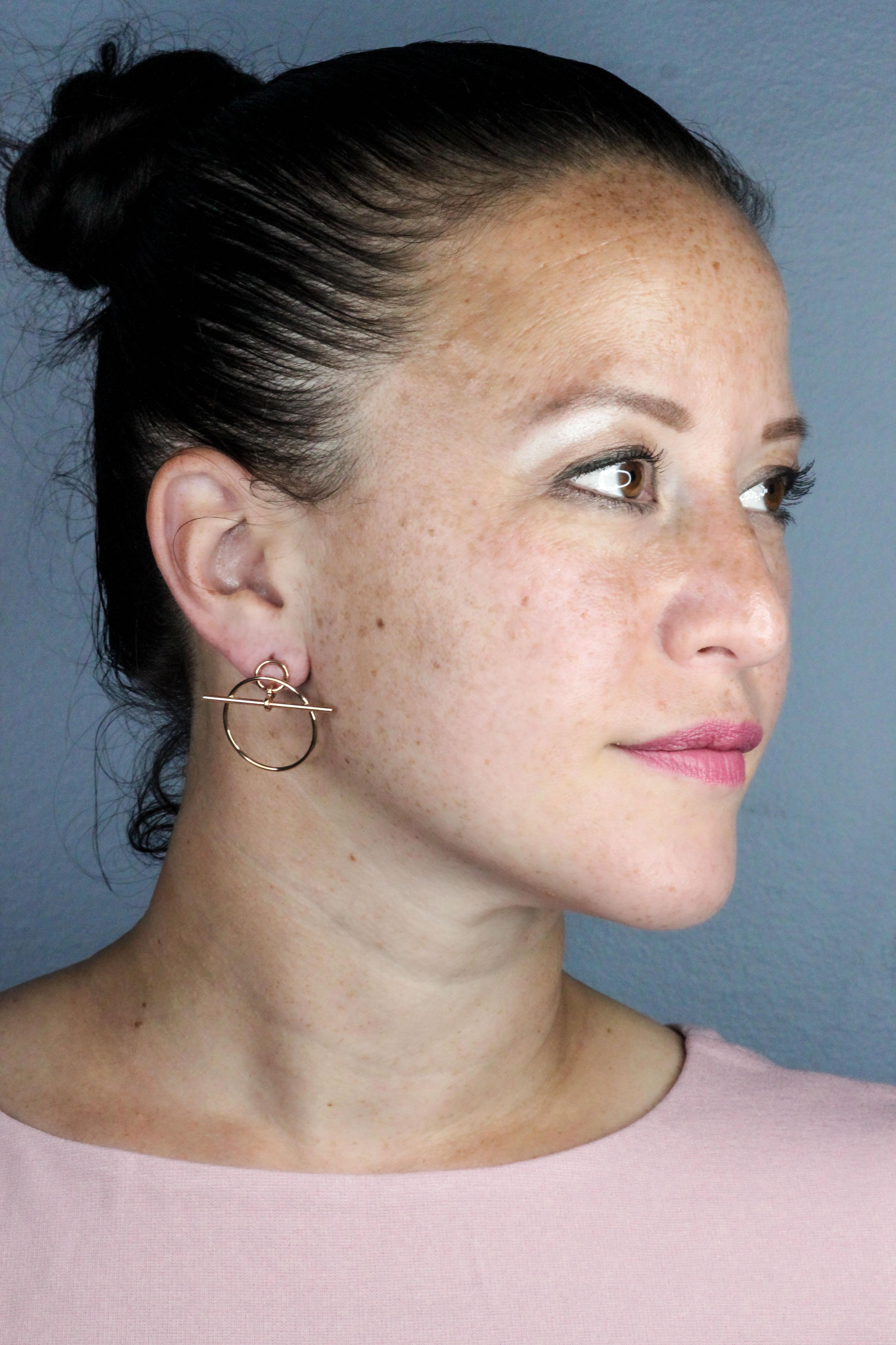 Eleva la tua collezione di gioielli con questi squisiti orecchini a lobo piccoli in oro rosa 18k di Hermès. Realizzati meticolosamente con precisione e maestria, questi orecchini sono una testimonianza della duratura eleganza e del lusso sinonimo