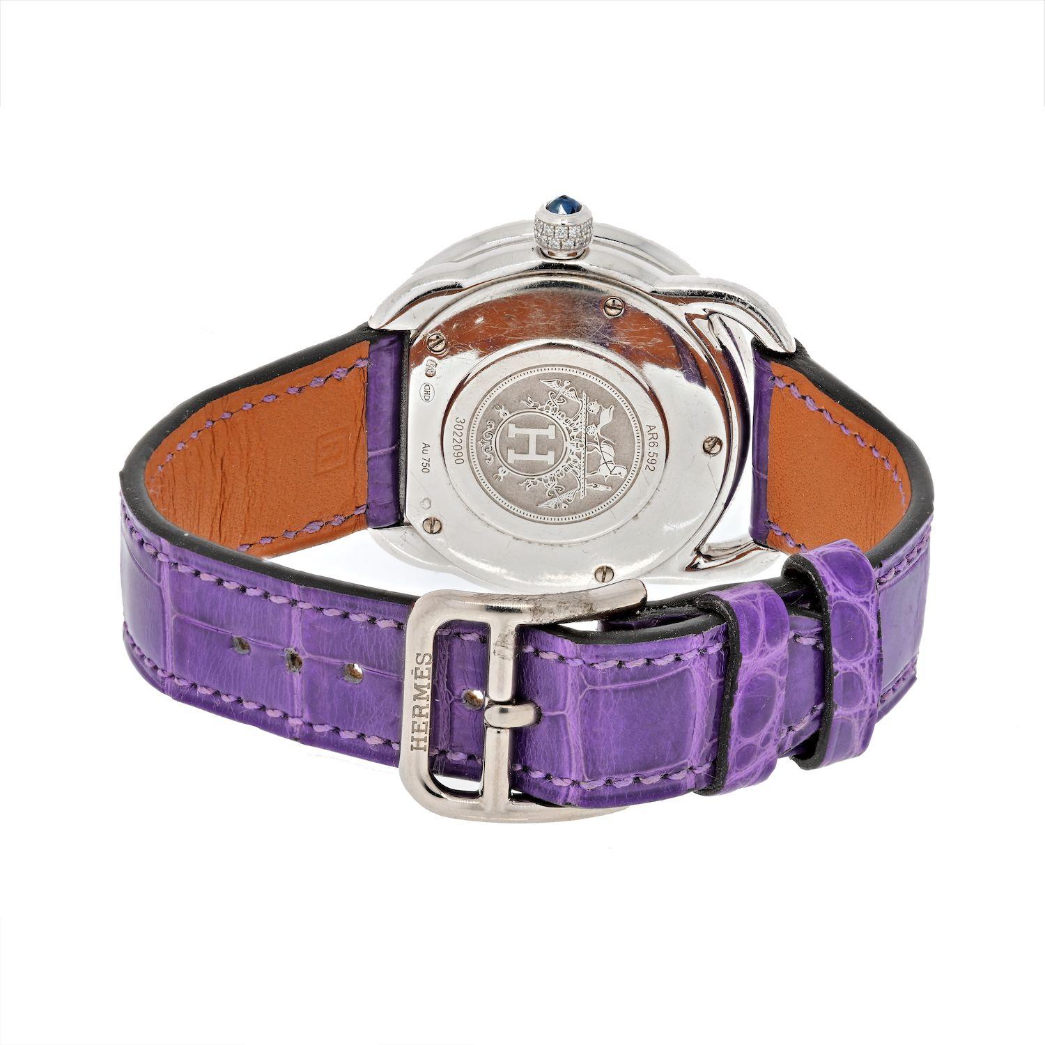 Luxurious Hermes 18K White Gold 32mm Diamond Arceau Purple Alligator Watch. Fully diamond dial and bezel. Back case adorned with Hermes logo.
REF # AR6.592