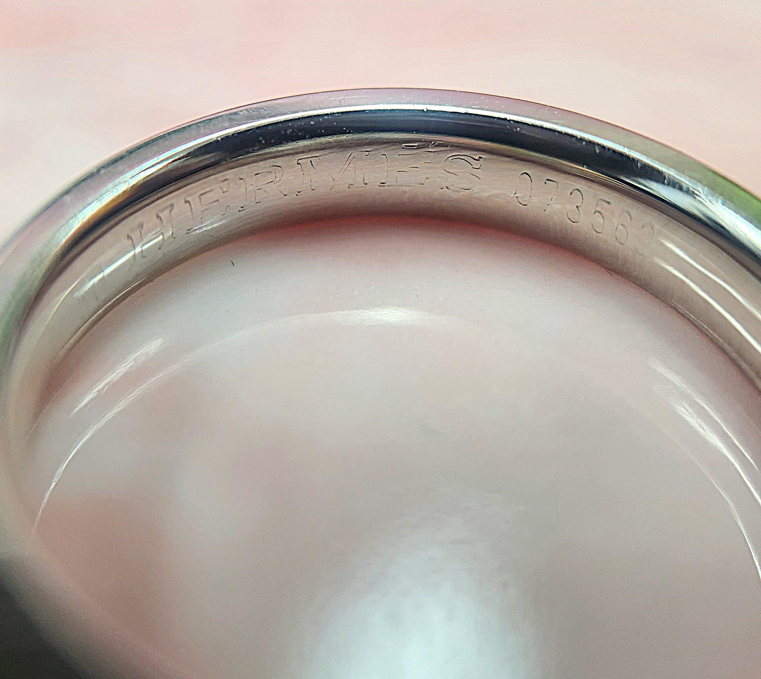 Hermes 18k White Gold Grooved Band Ring In Good Condition For Sale In Los Angeles, CA