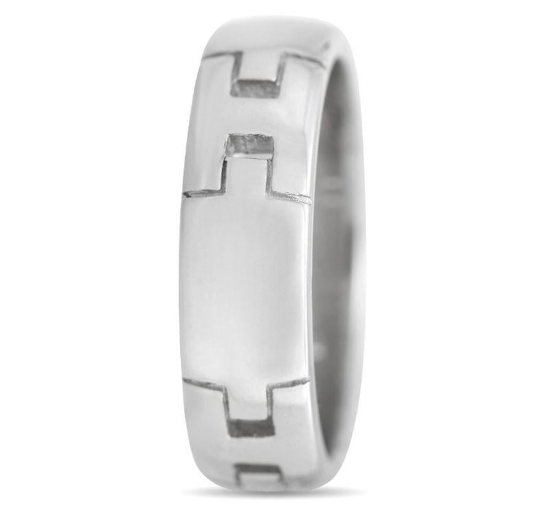 Dieser elegante und schlichte Ring von Hermes wird nie aus der Mode kommen. Das schimmernde Band aus 18-karätigem Weißgold ist 5 mm breit und wird durch das kultige 