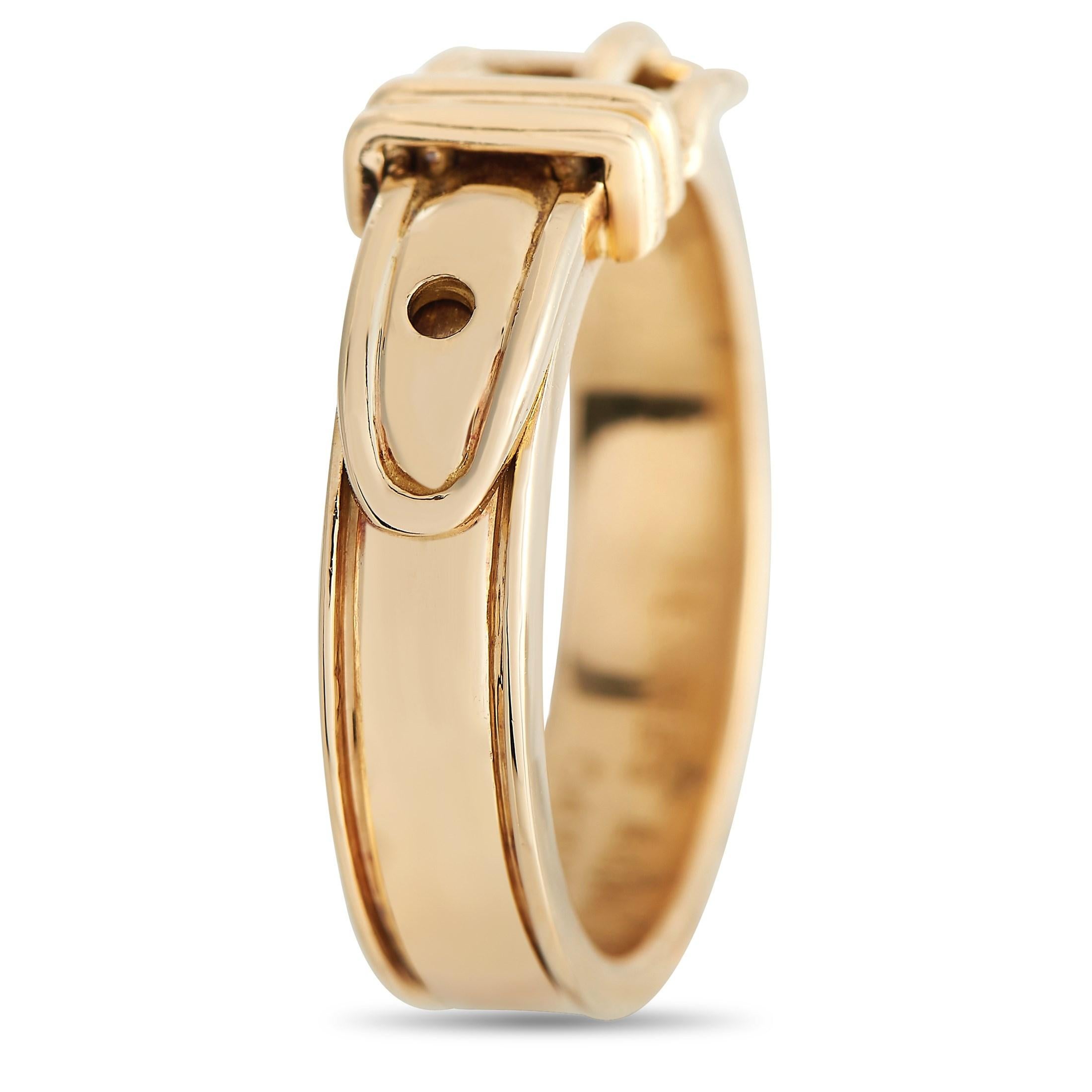 Cette élégante bague en or jaune 18 carats s'inspire des racines équestres de la marque Hermès. Le motif de la boucle confère un charme intemporel, tandis que la bande de 4 mm de large la rend incroyablement facile à porter.   

Ce bijou est offert