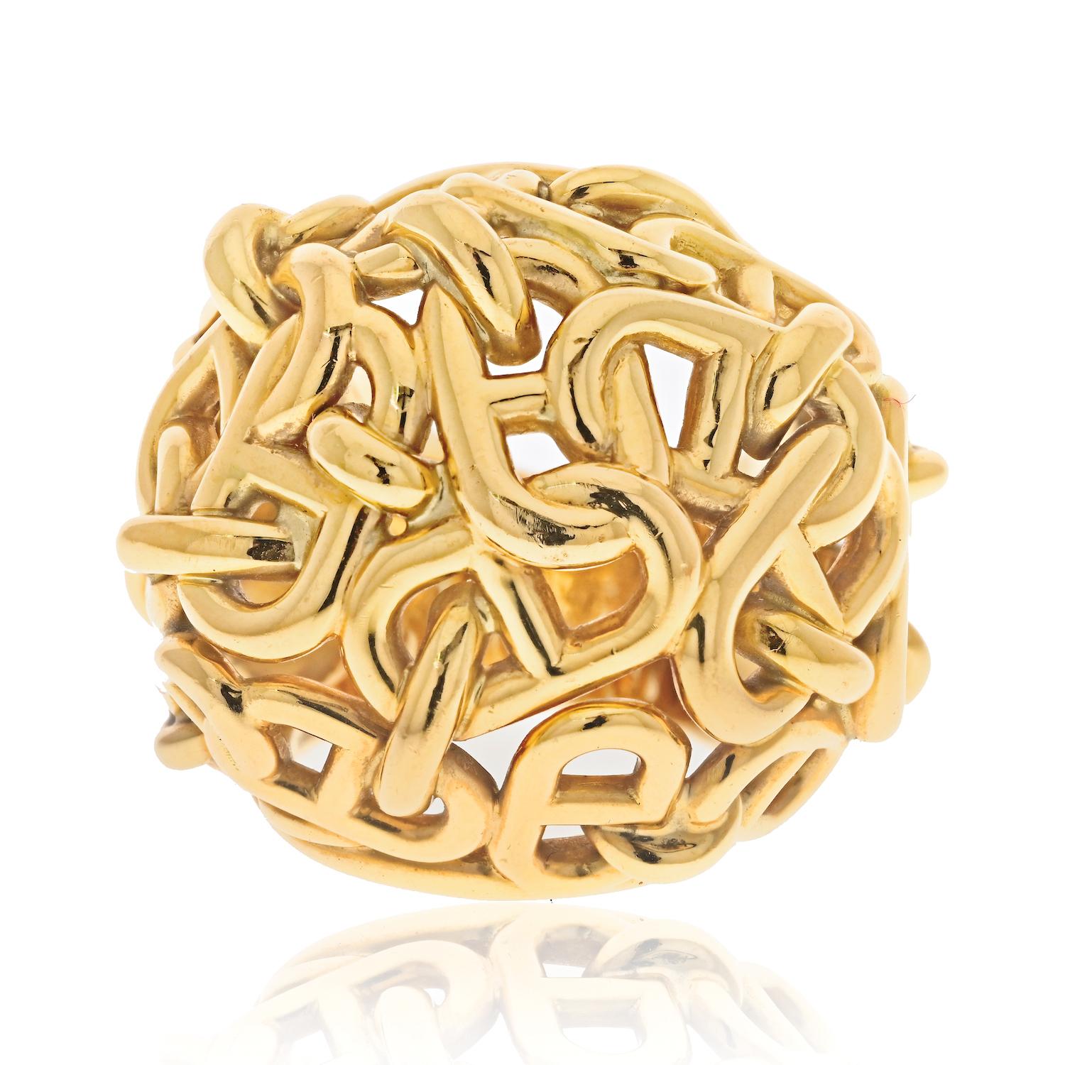 Anillo de cóctel Hermes Chaîne d'Ancre Cúpula de oro amarillo de 18 quilates.

Este anillo de oro amarillo de Hermes es una auténtica obra de arte y un testimonio del compromiso de la marca con la artesanía y el diseño. 

Con un peso de 46,7 gramos,