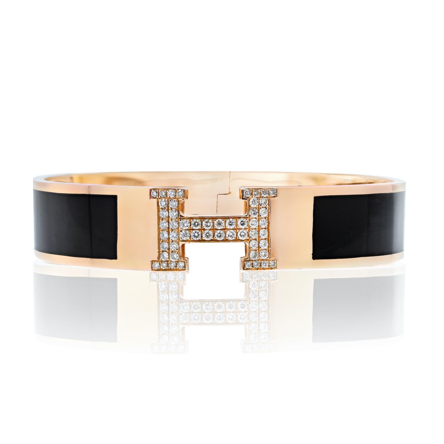 Découvrez le summum de l'élégance avec le bracelet Clic Clac H diamant en or jaune 18K et émail noir Hermès. Cet accessoire emblématique est doté du fermoir en 