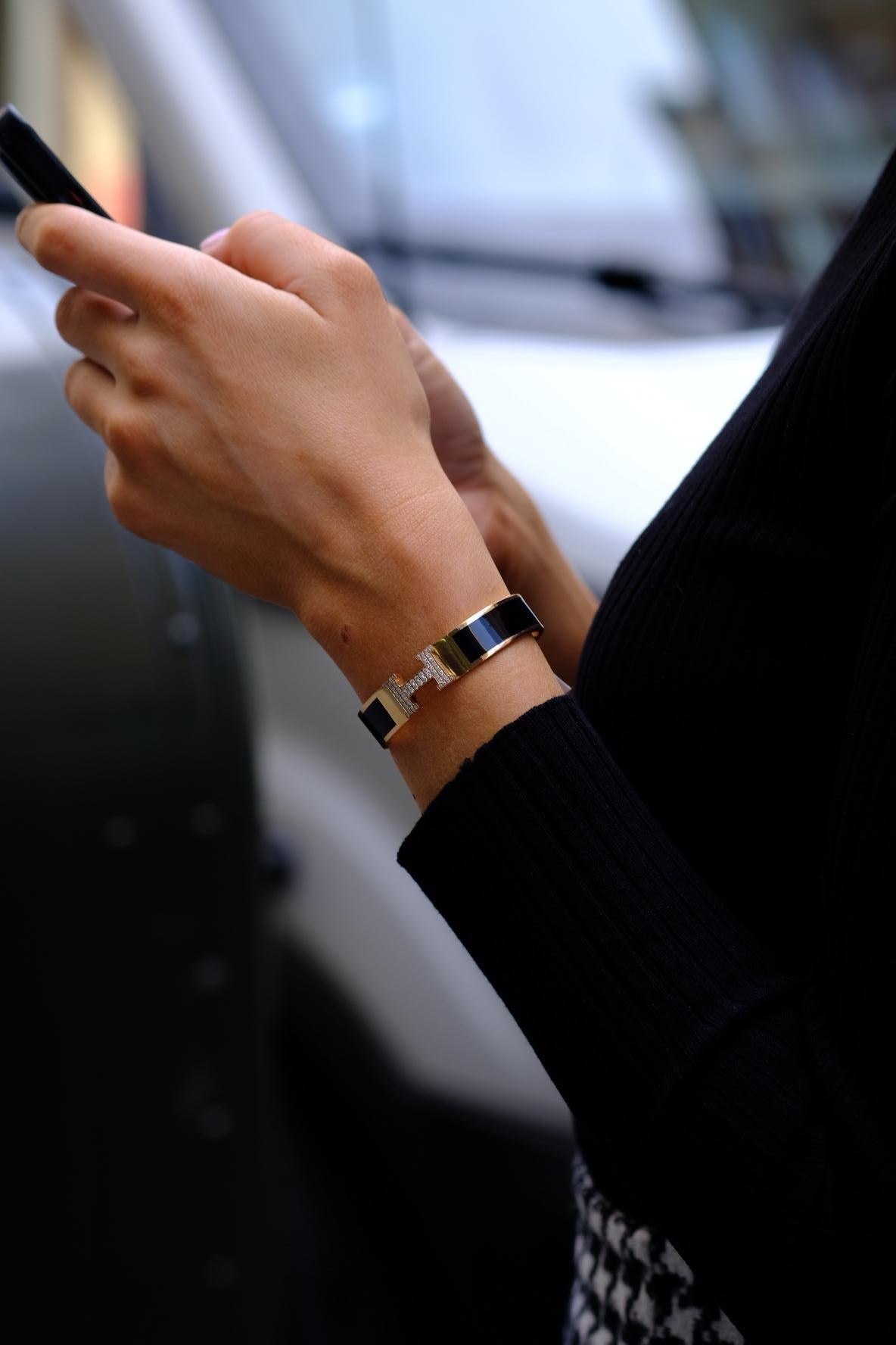Taille ronde Hermes Bracelet en or jaune 18K Clic Clac H diamant émail noir en vente