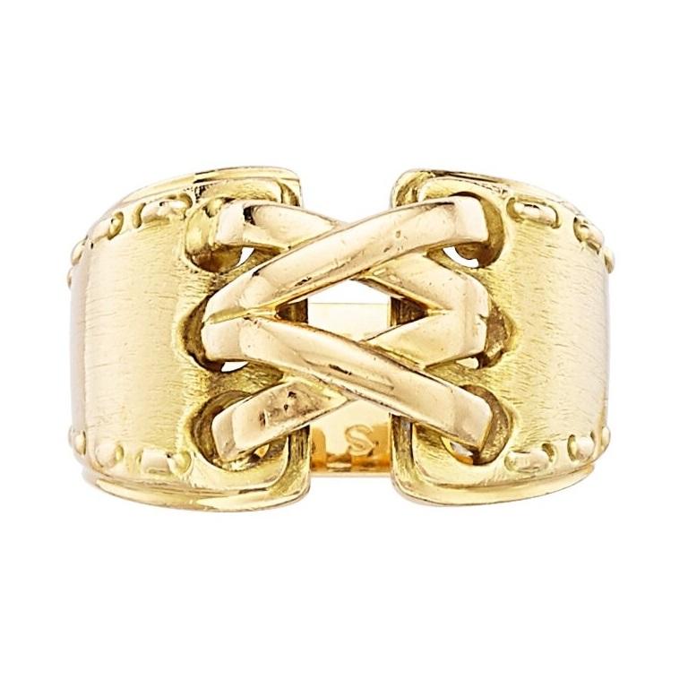 Bellissimo anello Hermes in oro Stitch by Stitch
Realizzato con oro giallo 18k
Peso lordo: 10.6 grammi
Misura dell'anello: 6
Larghezza della banda: 4,5 mm
Condizioni generali: Molto buono. Firmato 