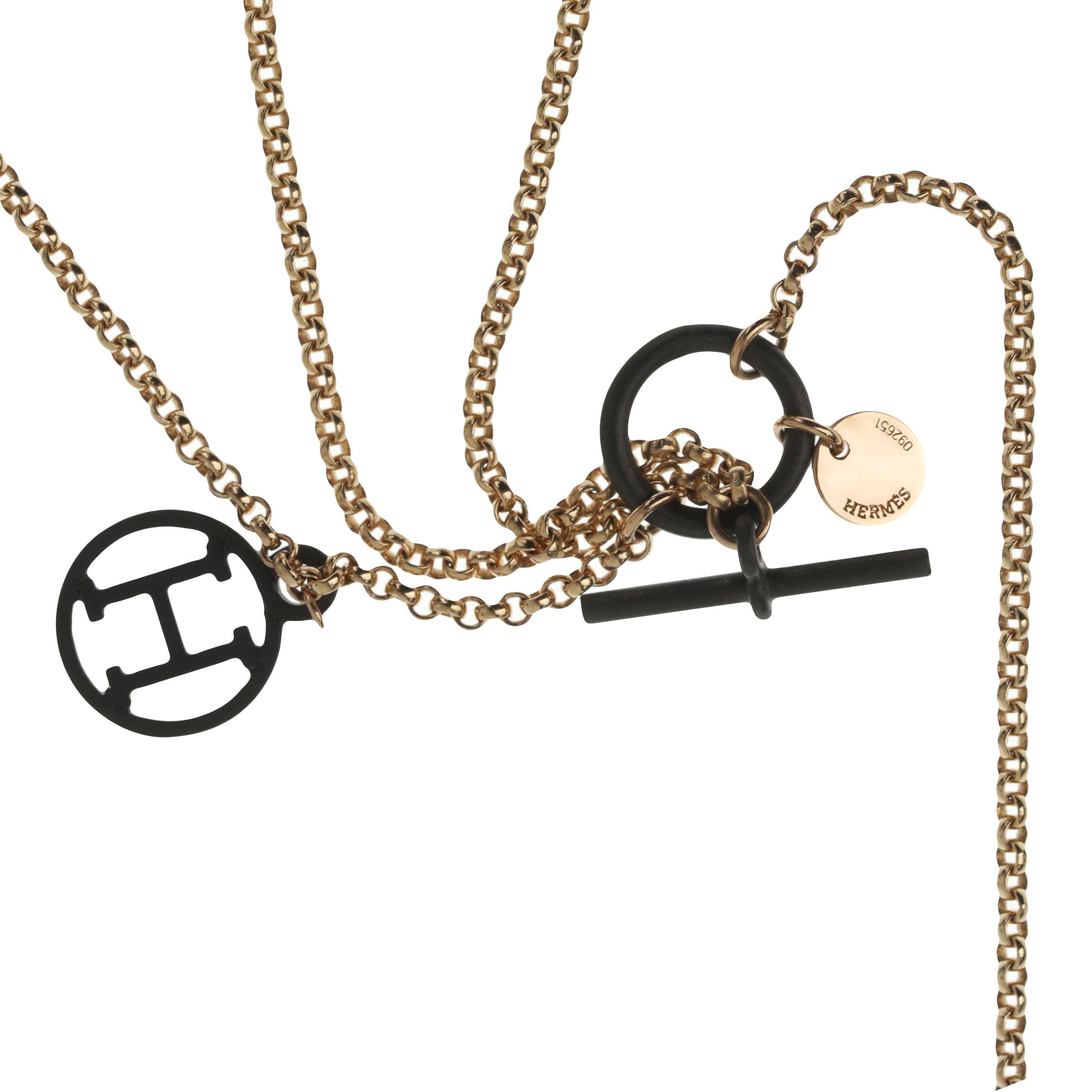 Este collar Hermes combina la elegancia atemporal con el diseño moderno. Elaborada en cálido oro rosa, su larga cadena cae con gracia, ofreciendo versatilidad tanto para la ropa informal como para la formal. A lo largo de la cadena hay motivos