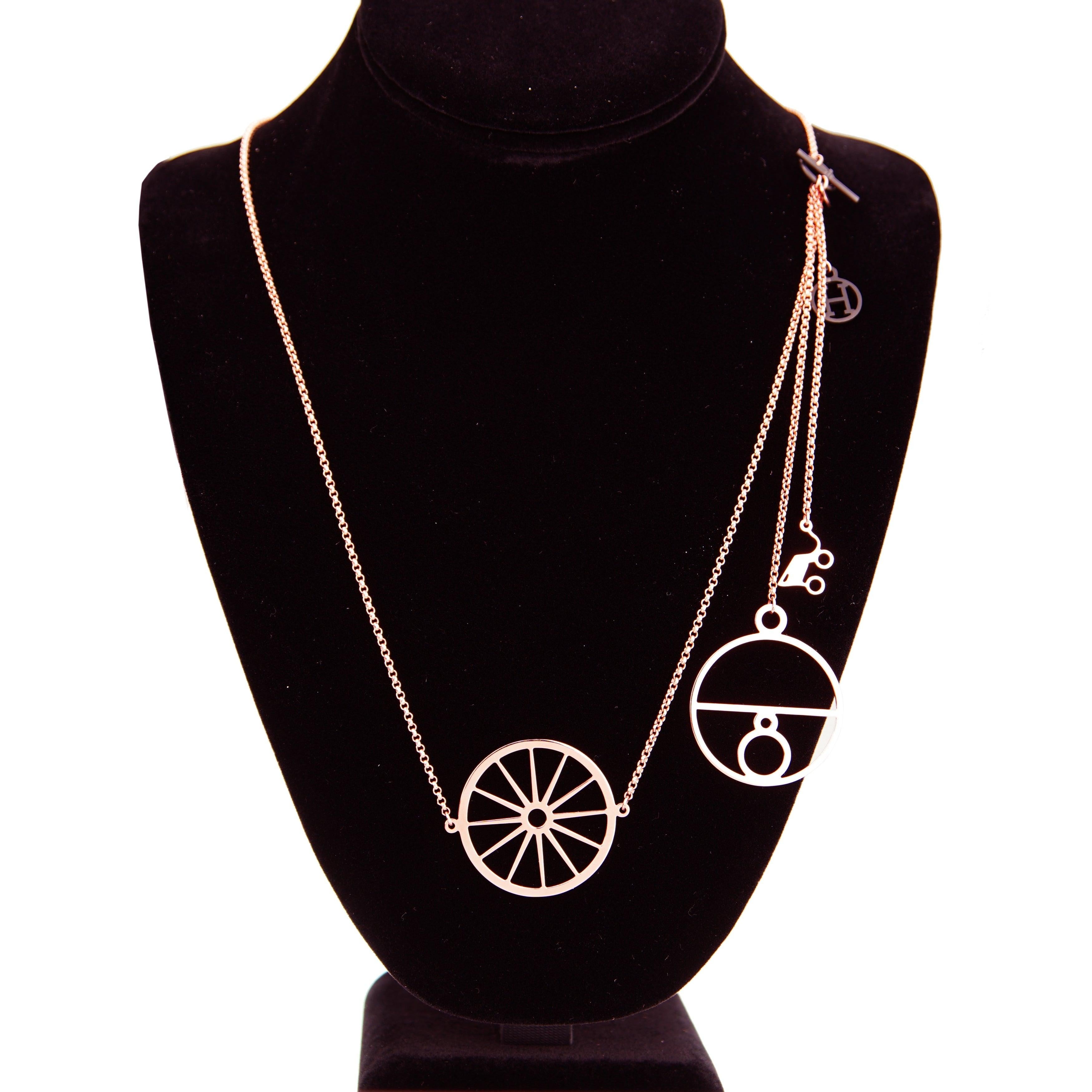 Collar largo con cadena de dijes Hermes de oro rosa de 18 quilates en Bueno estado para la venta en Feasterville, PA