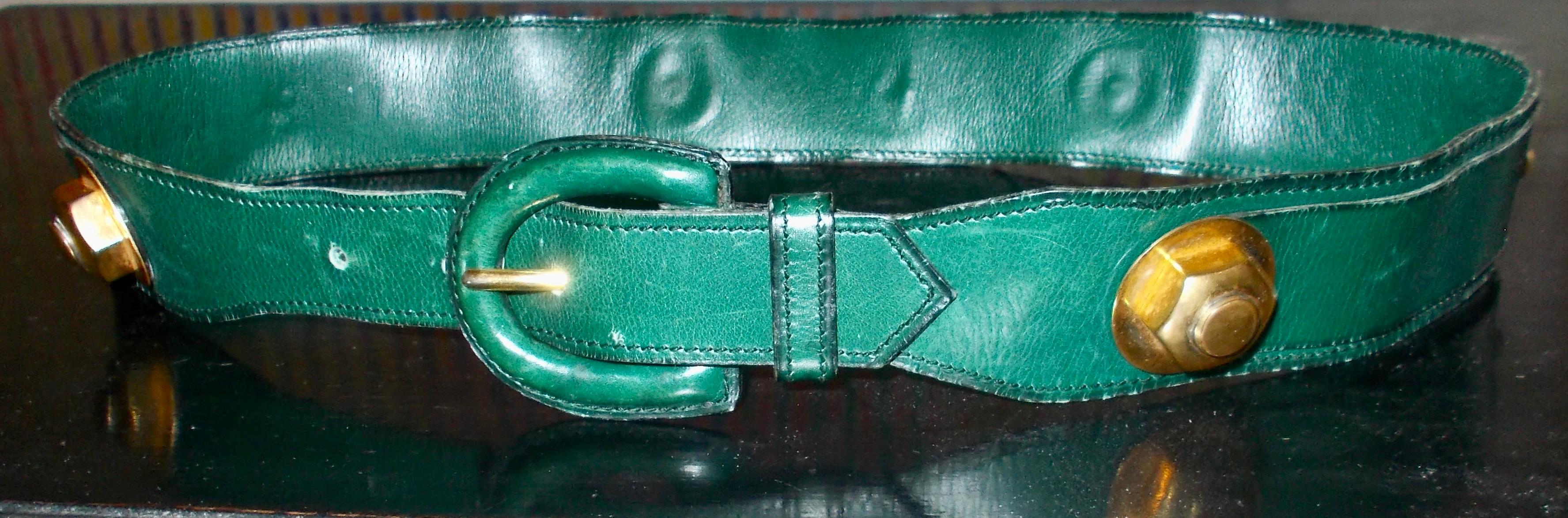 Rare ceinture Hermès en cuir vert foncé des années 1930 avec quatre écrous et boulons en laiton lavé à l'or.
Convient au tour de taille 28-30