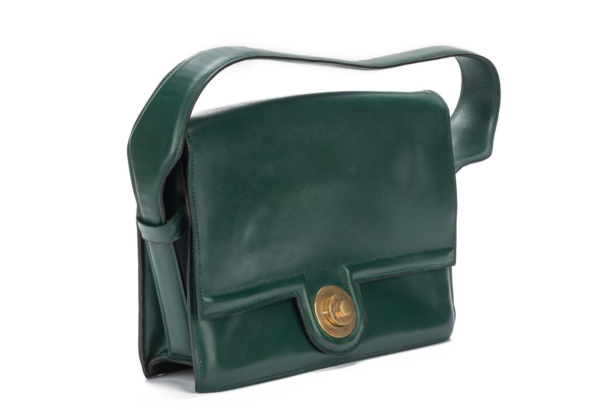 HERMÈS 1940 Sac Princesse Vintage shoulder bag in excellent condition. Forest green and gold tone hardware. The piece's shoulder strap measures 6 inches and it comes with a generic dustcover.