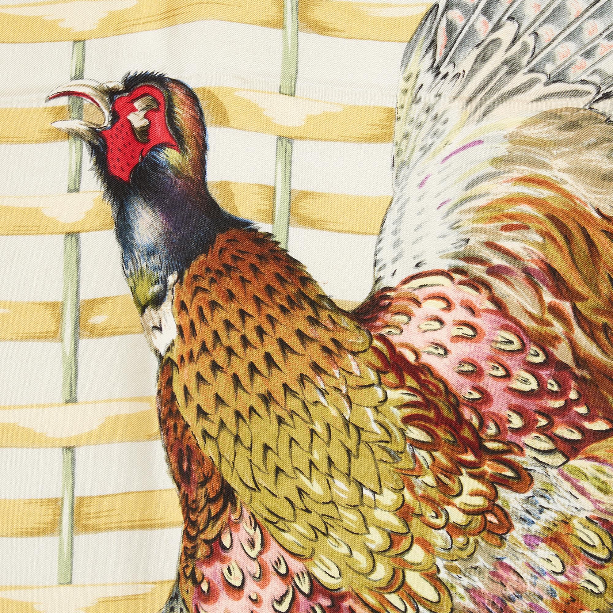 Pañuelo cuadrado Hermès 90 de sarga de seda, motivo Faisán Real de Henri de Linares, producido una sola vez en 1960, nunca reeditado, motivo de cañas en el fondo en tonos beige crudo. Ancho 90 cm x largo 90 cm aproximadamente. El pañuelo es super