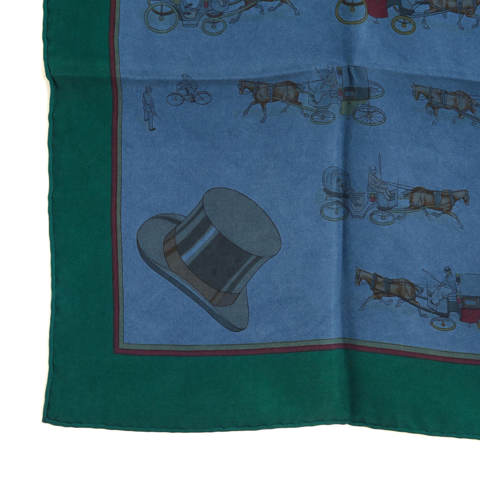 Pañuelo cuadrado Hermès 90 de sarga de seda, motivo Les Fiacres de Philippe Ledoux, publicado en 1965 y nunca reeditado, motivos en tonos azules sobre fondo crudo con borde verde, sobreteñido (