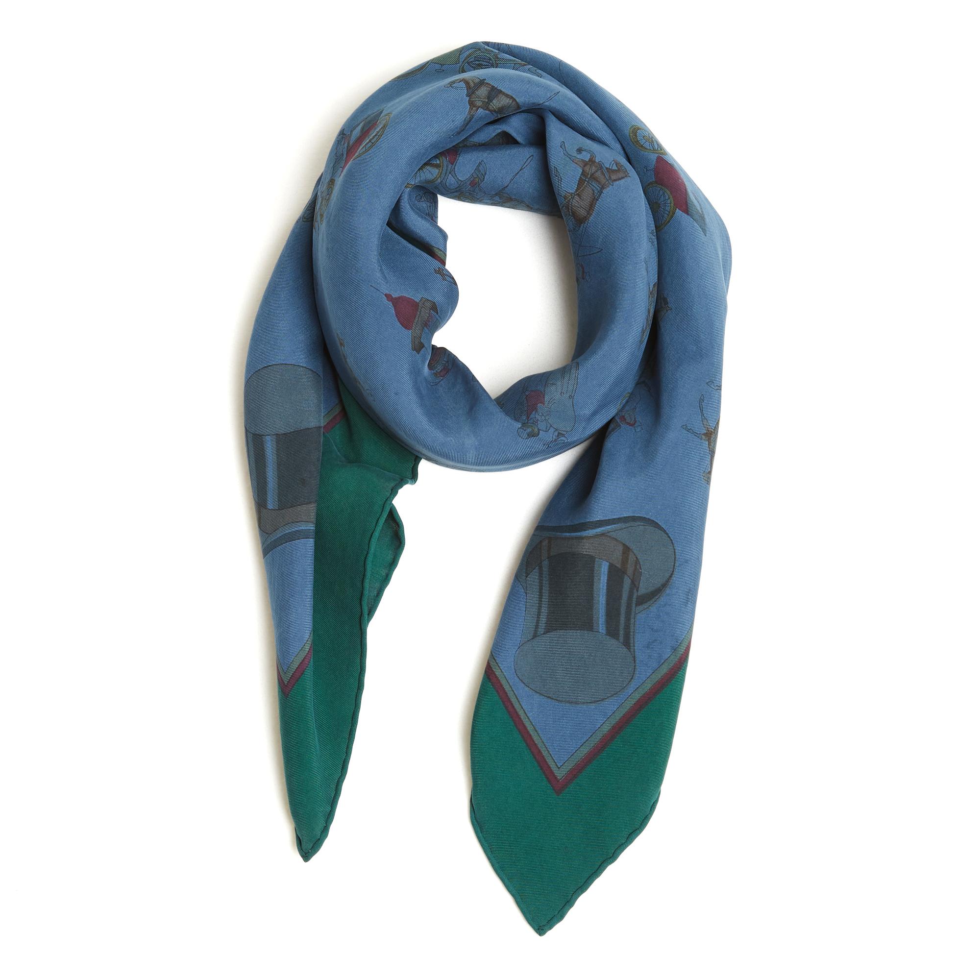 Femenino o masculino Hermès 1965 Foulard Carre 90 Les Fiacres Bufanda de sarga de seda teñida azul Hermes en venta