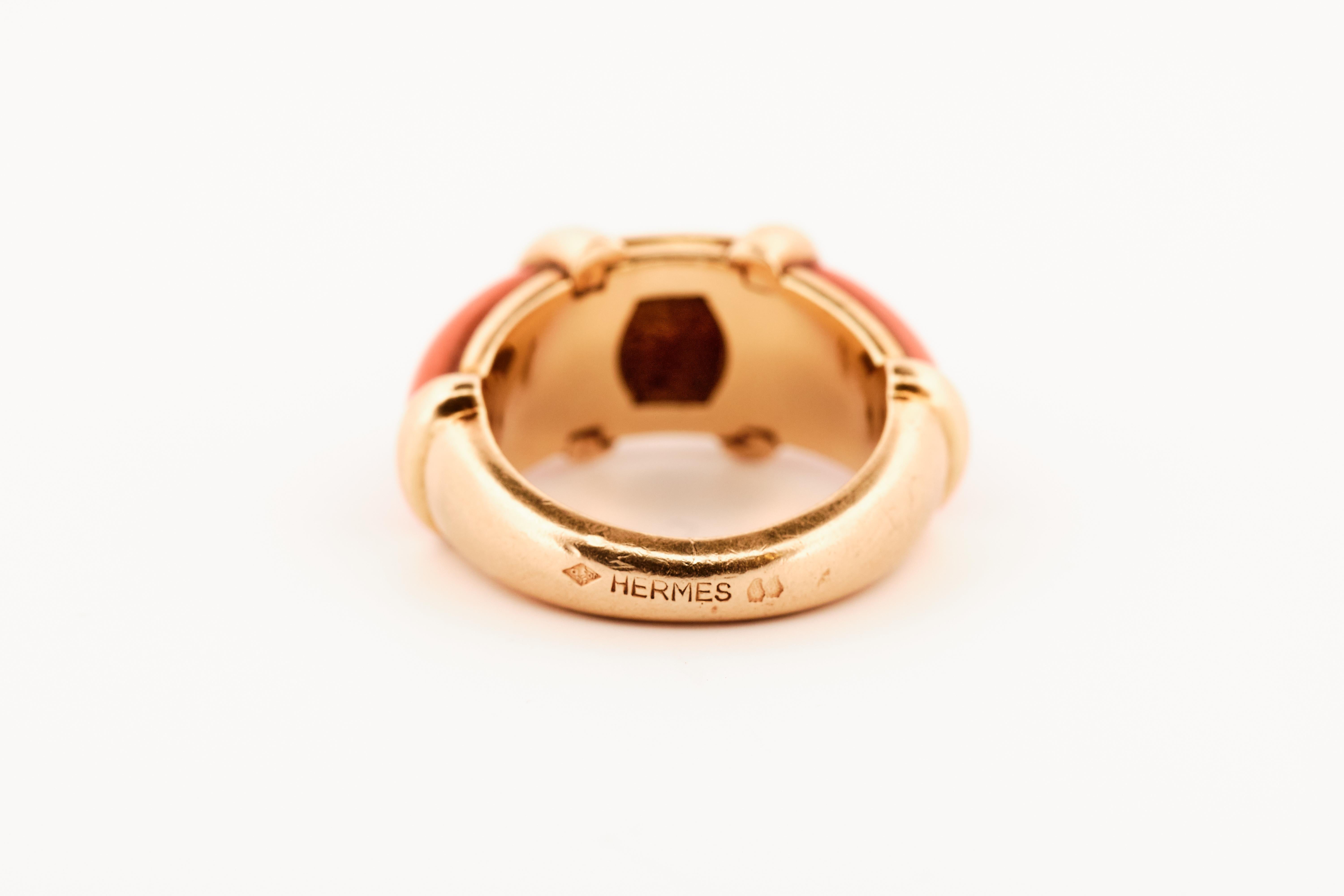 Hermès 1970er Ring aus Gelbgold und Koralle im Angebot 3
