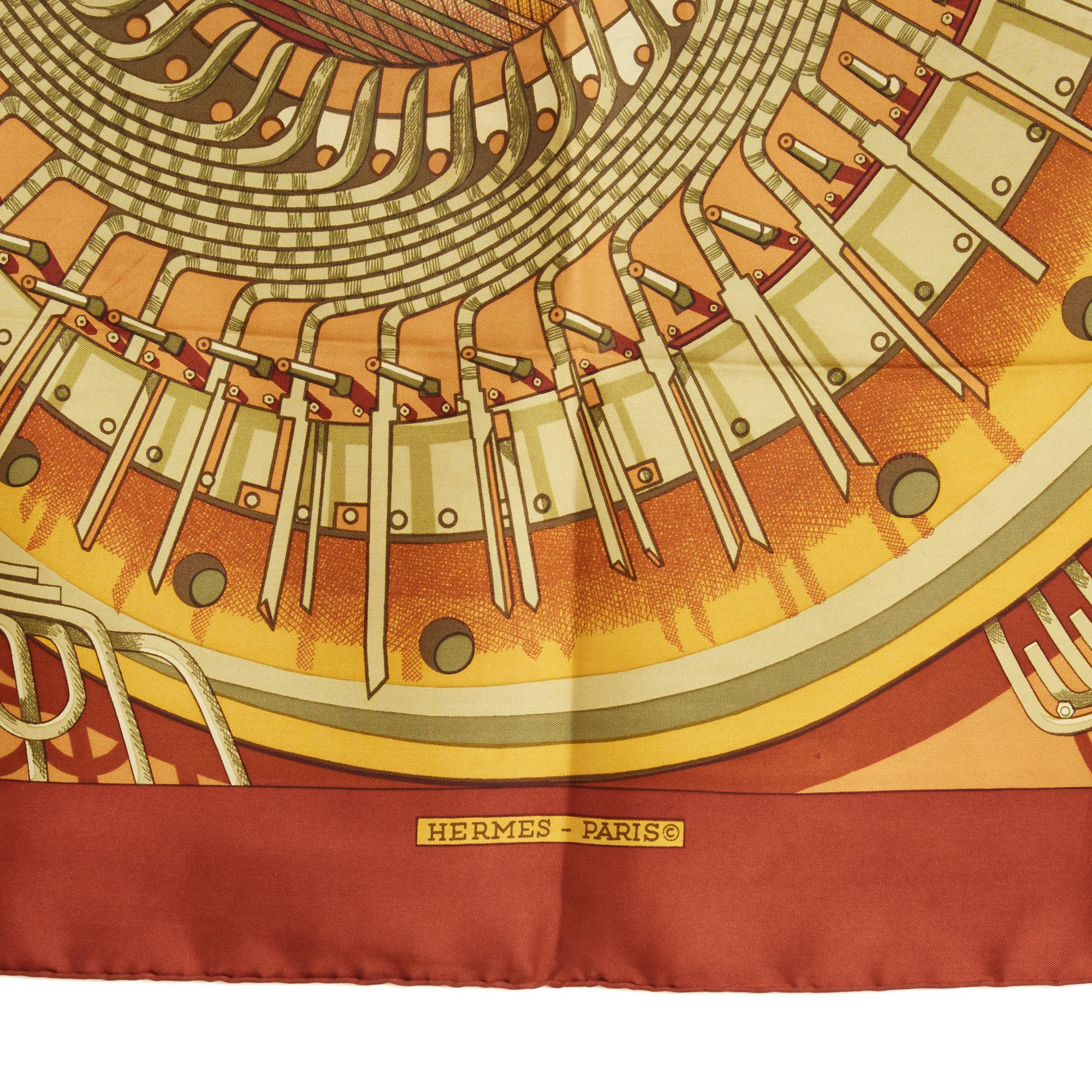 Foulard quadrato 90 di Hermès in twill di seta, motivo Alternator di Pierre Peron, pubblicato nel 1971 e riedito nel 2004 come questo, motivi giallo-arancio, bordi color terracotta. Larghezza 90 cm x lunghezza 90 cm circa. La sciarpa è vintage e