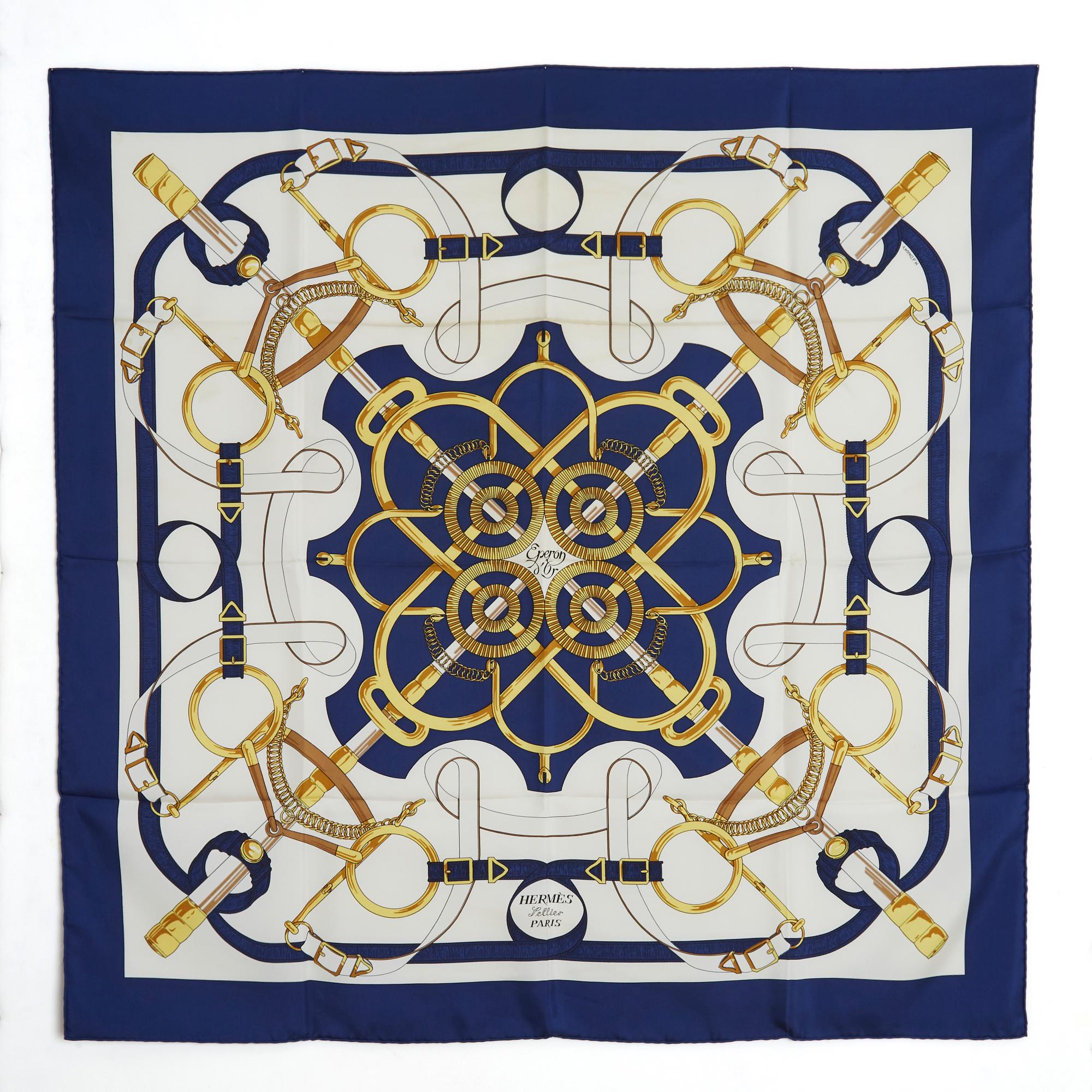 Hermès 1974 Foulard Carré 90 Eperon d Or Bufanda Carre Seda Oro Azul Marino Hermes en Excelente estado para la venta en PARIS, FR