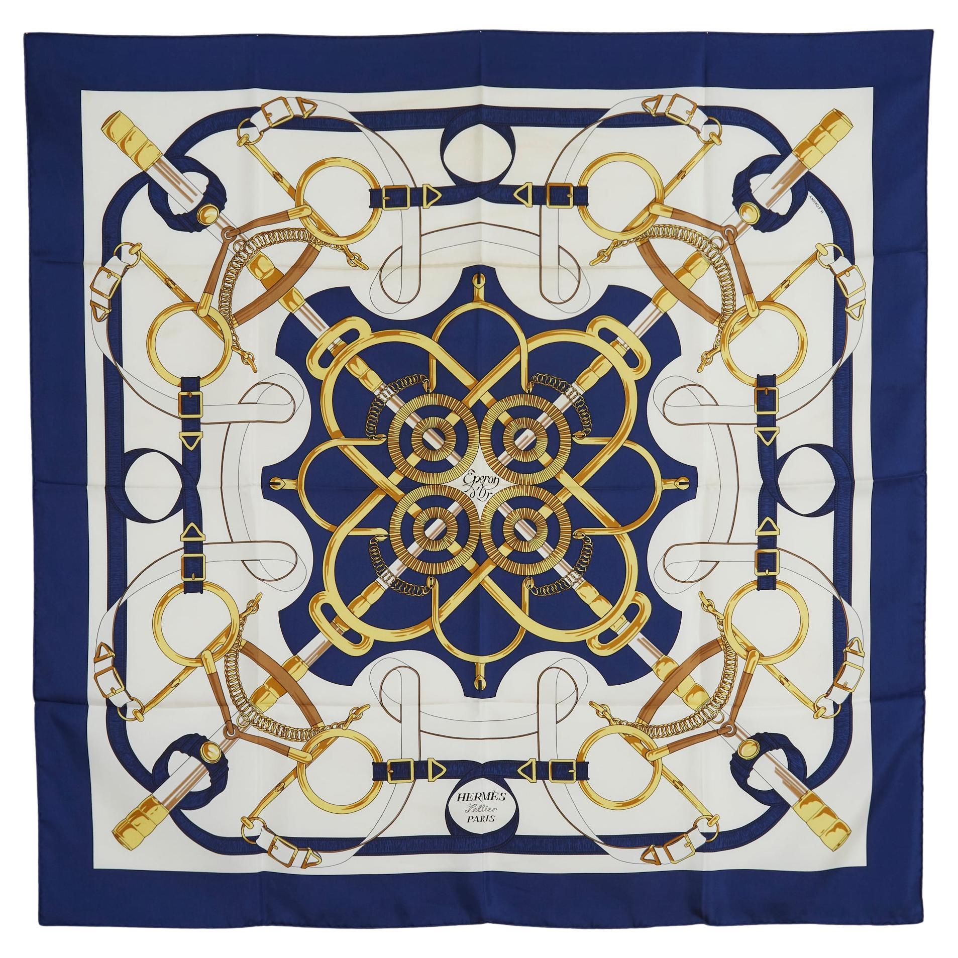Hermès 1974 Foulard Carré 90 Eperon d Or Bufanda Carre Seda Oro Azul Marino Hermes en venta
