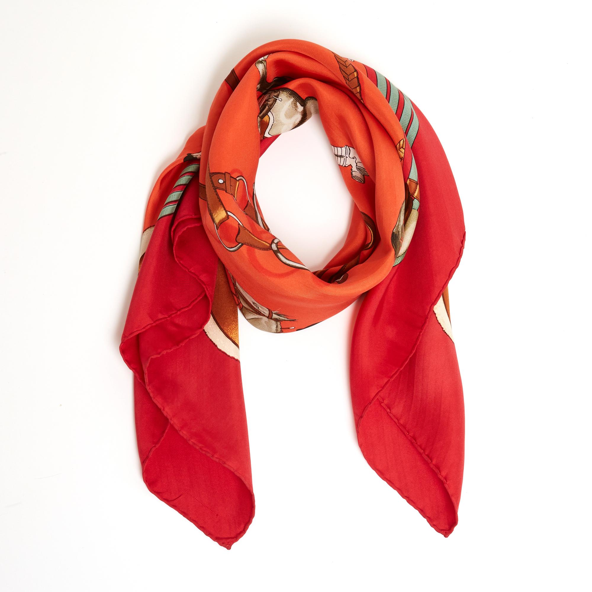 Hermès square scarf 90 in silk twill, herringbone damask, Jumping pattern by Philippe Ledoux, published in 1971 and reissued in 1975 (probably like this one), in orange tones, red edge. Width 90 cm x length 90 cm approximately. The square has been
