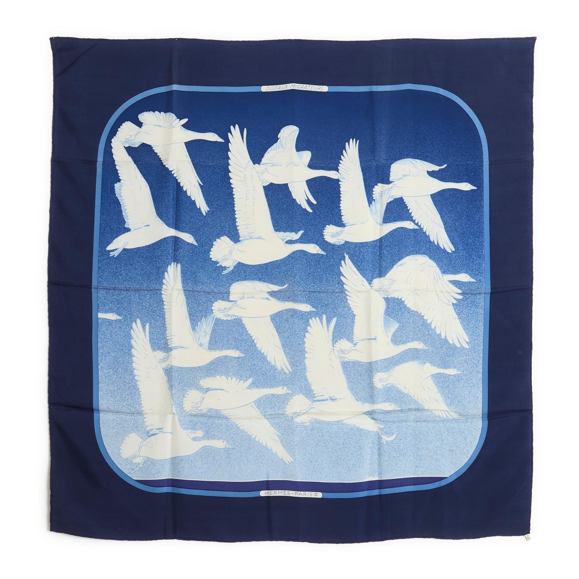 Hermès square 90 scarf in damask silk twill, Migratory Birds pattern by Cathy Latham published in 1977 and re-edited in 1980 (probably the case of this one, ecru and blue tones, navy blue edges. Width 90 cm x length approximately 90 cm The scarf is