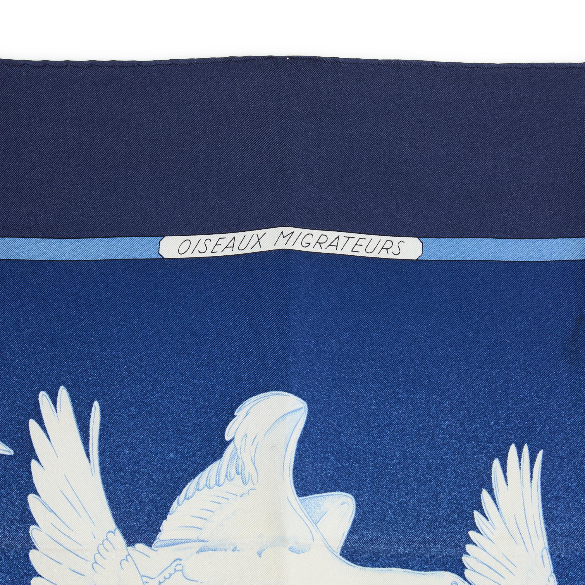Purple Hermès 1980 Foulard Soie marine Carré 90 Oiseaux Migrateurs navy Silk Scarf