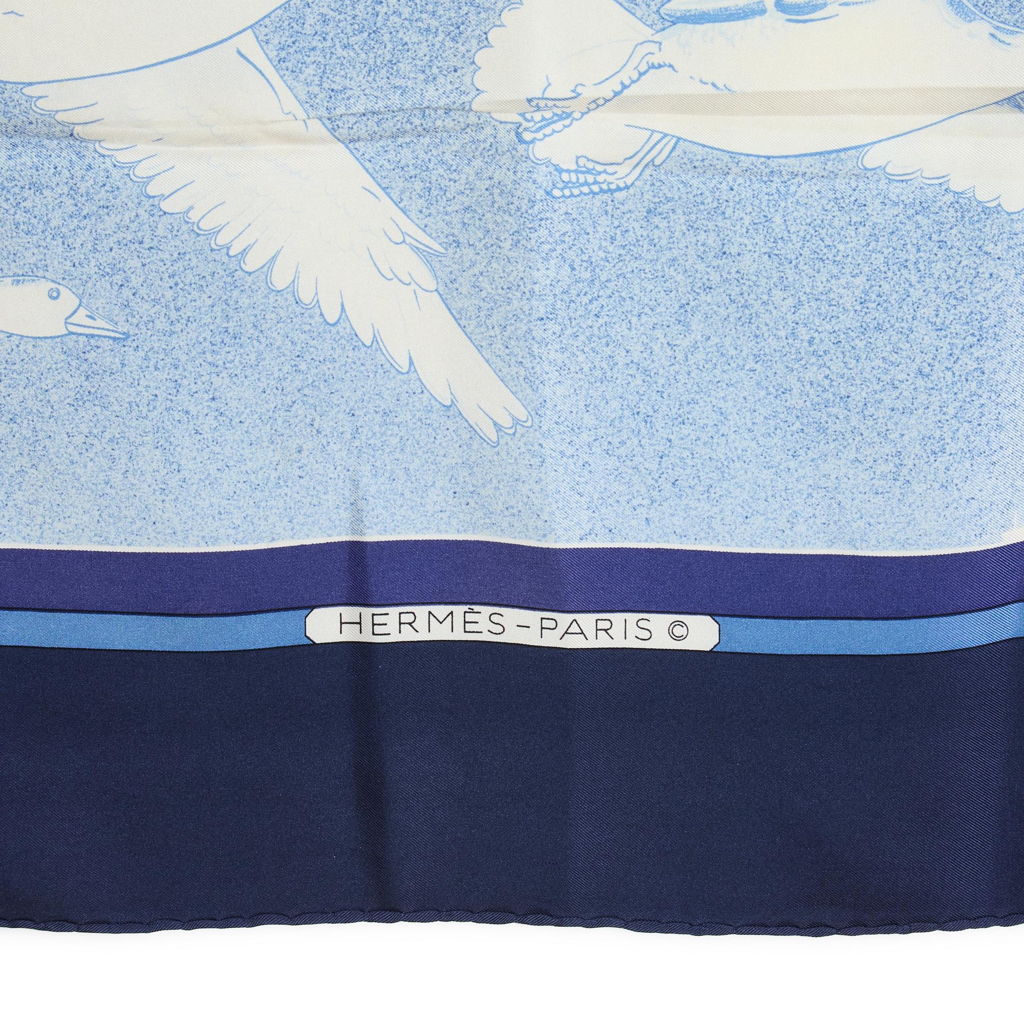 Hermès 1980 Foulard Soie marine Carré 90 Oiseaux Migrateurs navy Silk Scarf In Good Condition In PARIS, FR