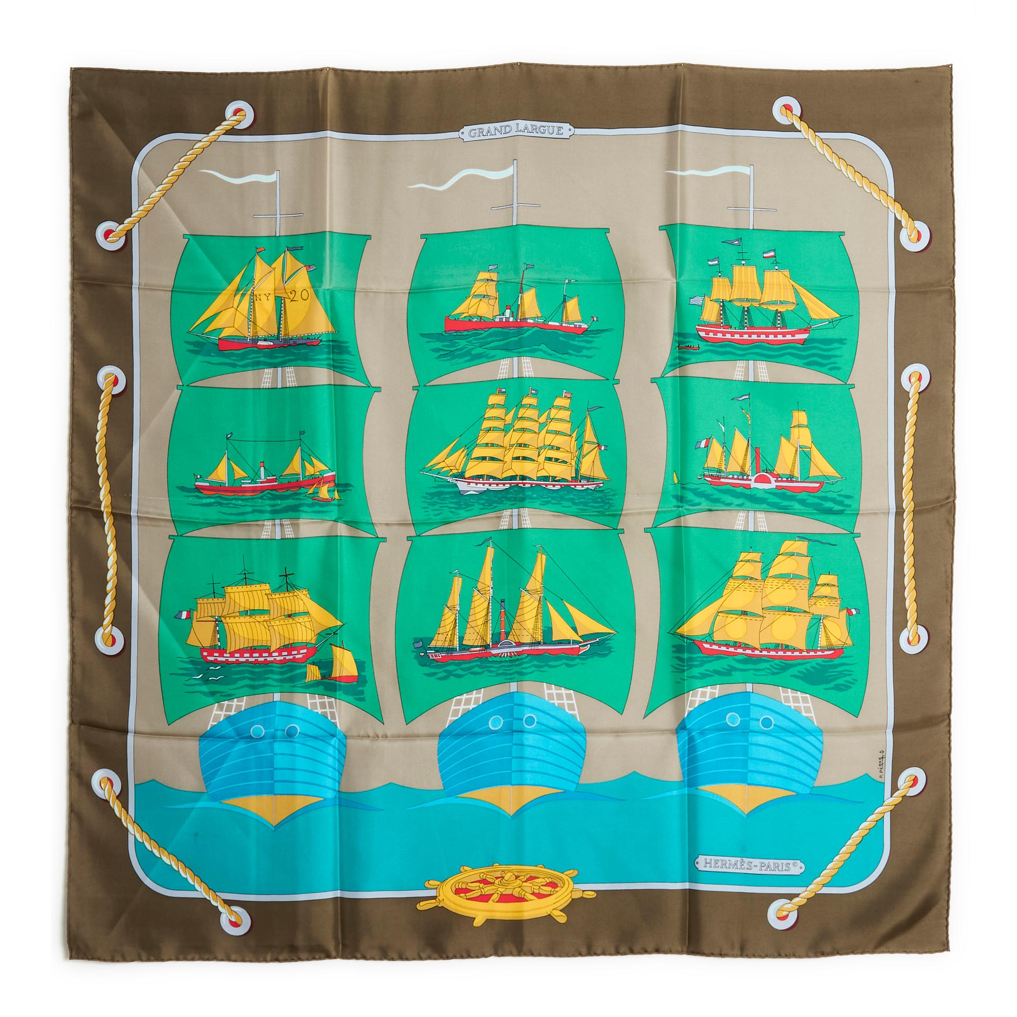 Carré 90 Hermès en sergé de soie, motif Grand Largue de Philippe LeDoux, édité en 1980, tons vert-bleu, fond beige, bords bruns brillants. Largeur 90 cm x longueur 90 cm environ. Le carré est vintage et il présente probablement quelques traces