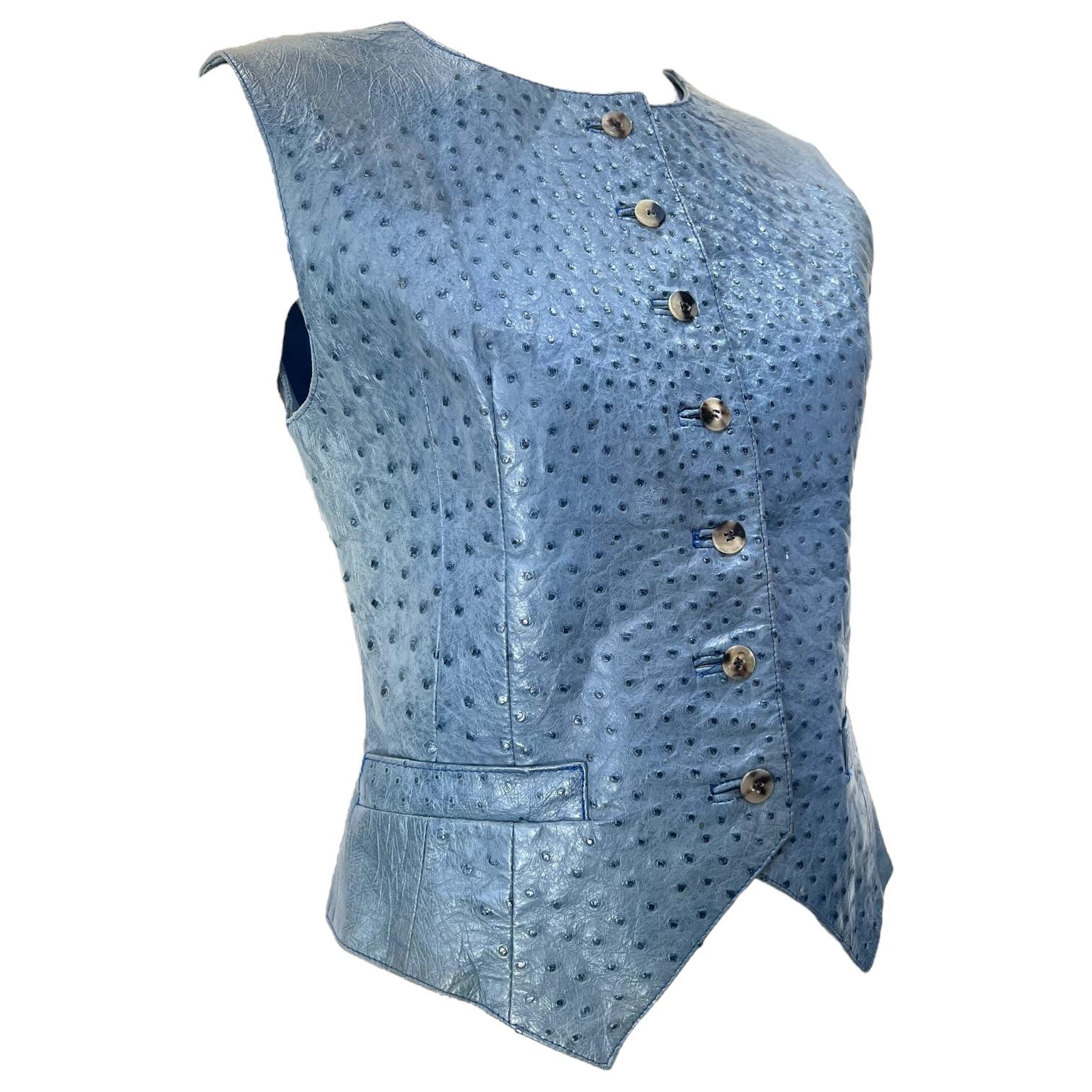 Gilet in pelle di struzzo Hermès squisitamente lussuoso in una splendida tonalità di blu wedwood sbiadito. Il gilet è foderato in blu con bottoni in corno incisi con il logo e due tasche sul davanti. Deliziosa variazione di colore, probabilmente