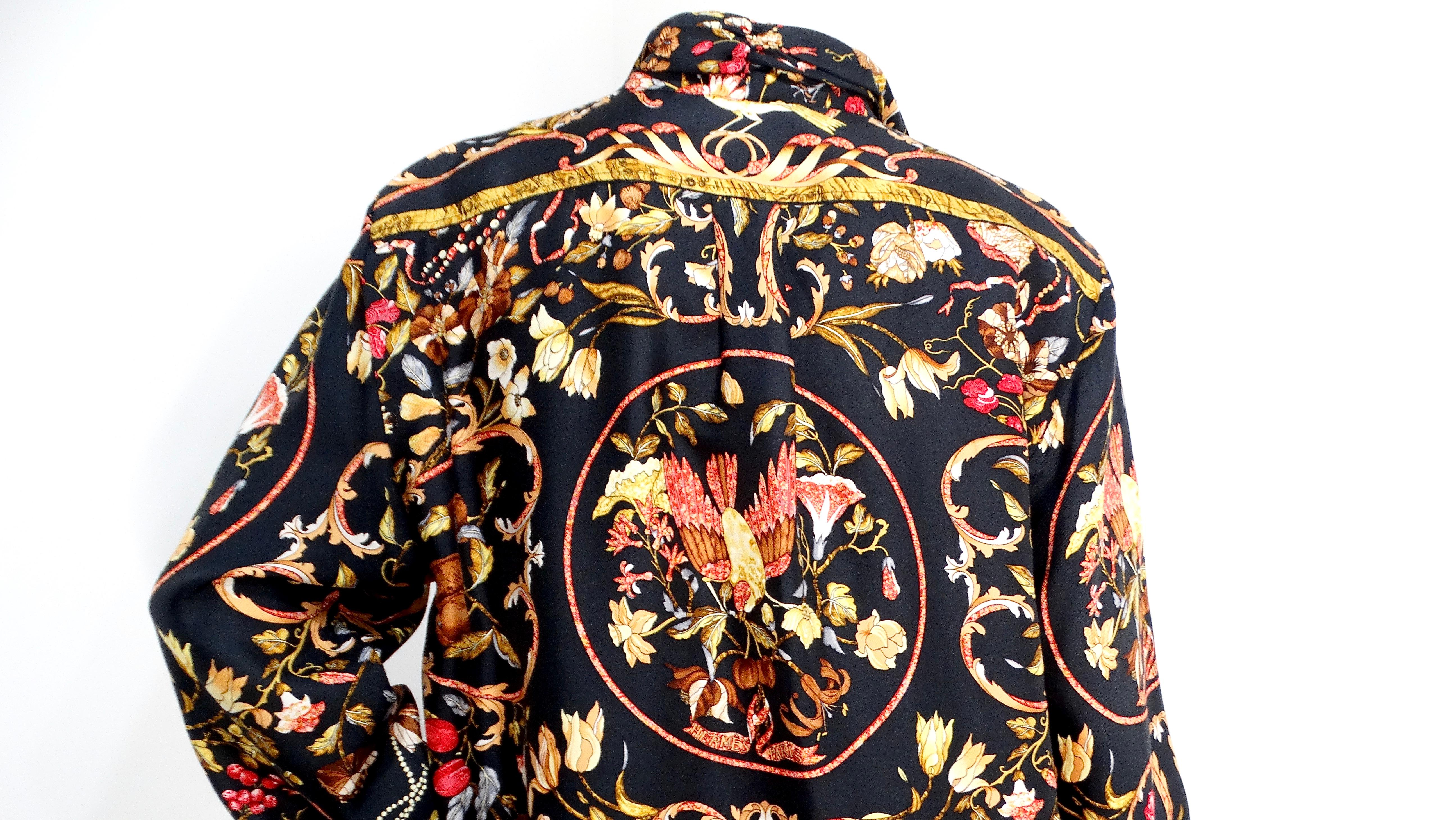 Scopri il fascino incantevole della camicia a maniche lunghe in seta con stampa floreale e uccelli di Hermes Circa 1980, un pezzo accattivante che celebra sia l'arte che la moda. Realizzata in Francia con una lussuosa seta al 100%, questa camicia