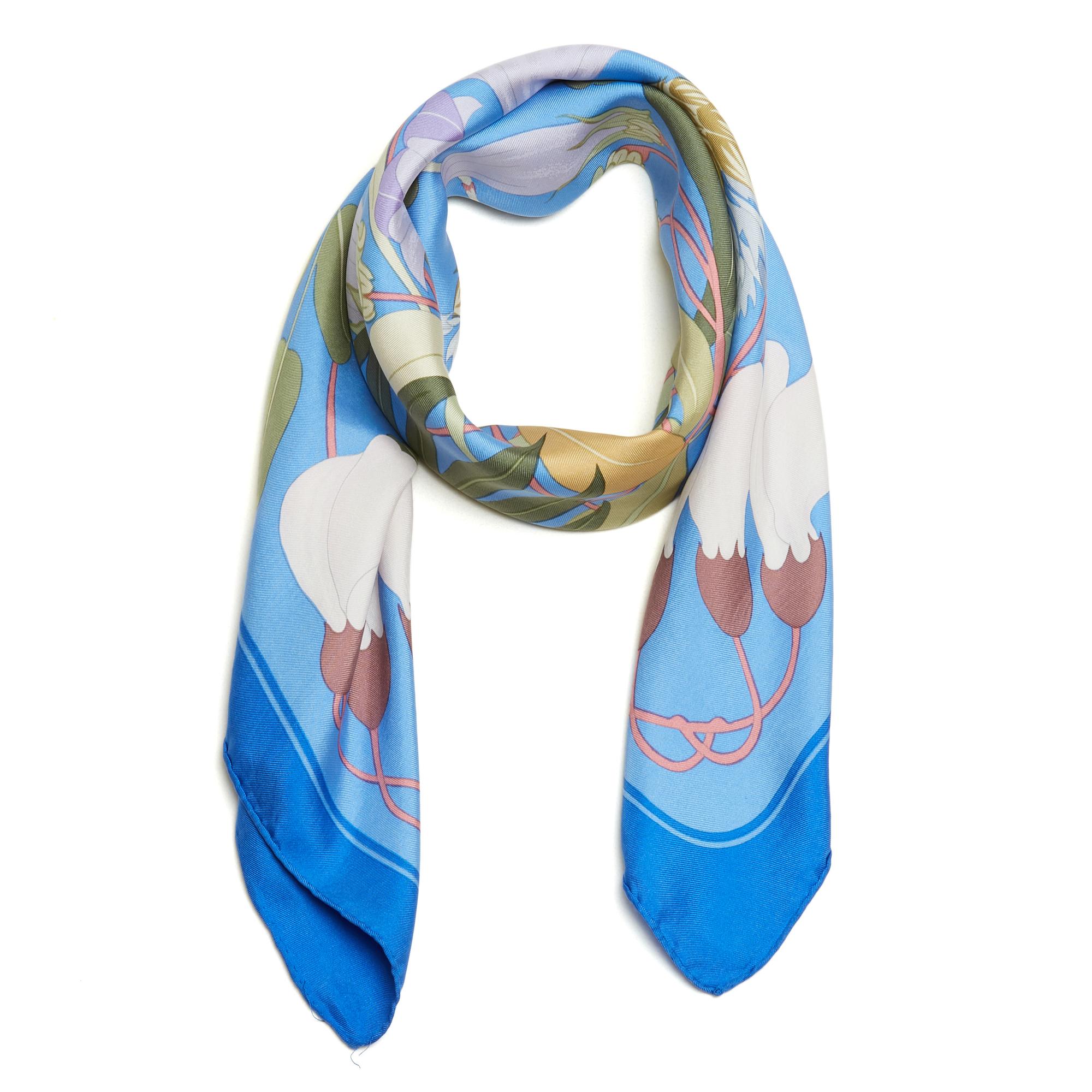 Hermès square scarf 90 in silk twill, Flora Graeca pattern by Niki Goulandris, published in 1985, never reissued, in shades of blue, hand-rolled edges. Width 90 cm x length 90 cm approximately. The scarf is vintage and has some minor signs of