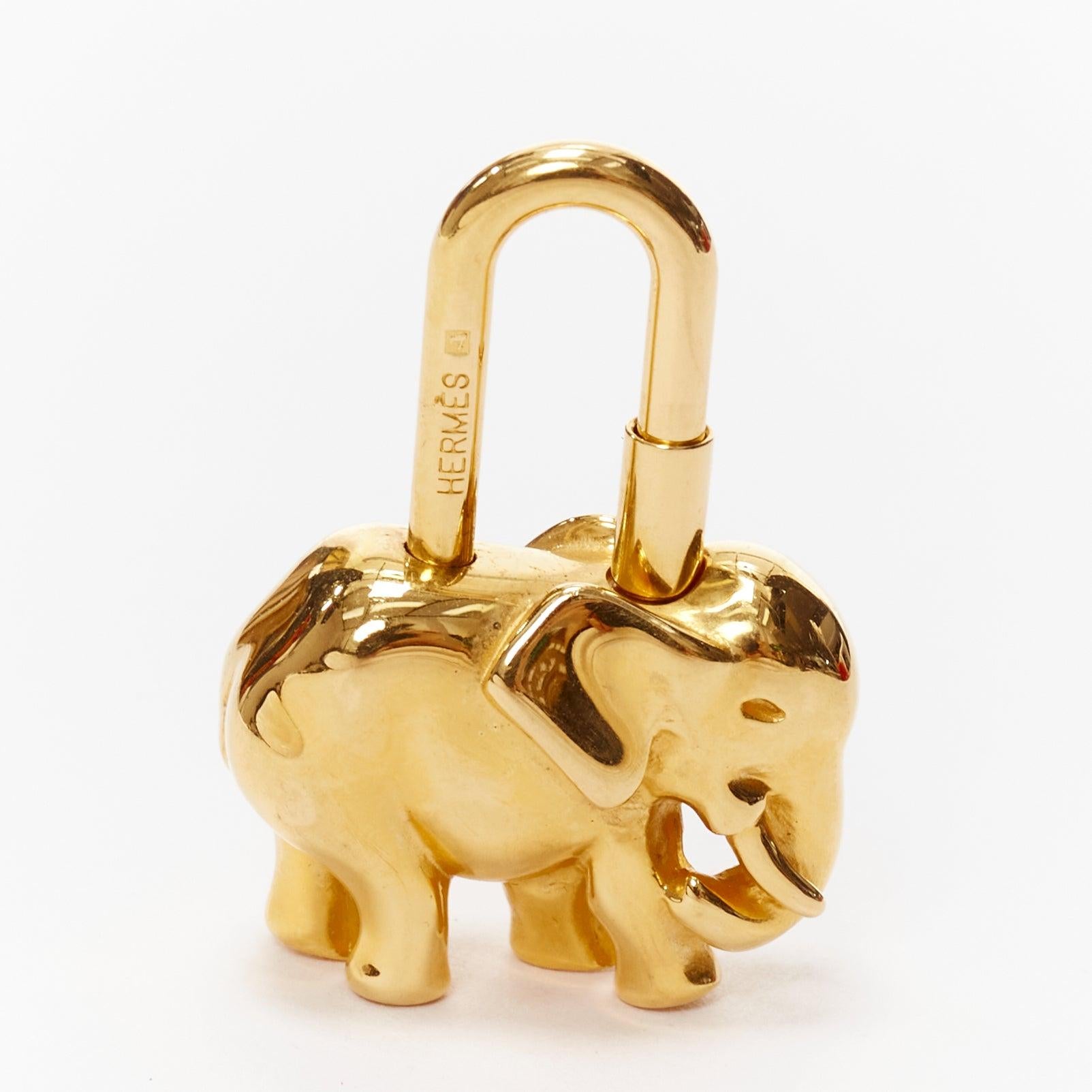 HERMES 1988 Limited gold plated Elephant Cadena lock bag charm
Reference: AAWC/A00896
Brand: Hermes
Material: Metal
Color: Gold
Pattern: Solid
Closure: Lock
Lining: Gold Metal
Extra Details: Limited 1988 edition.

CONDITION:
Condition: Good, this