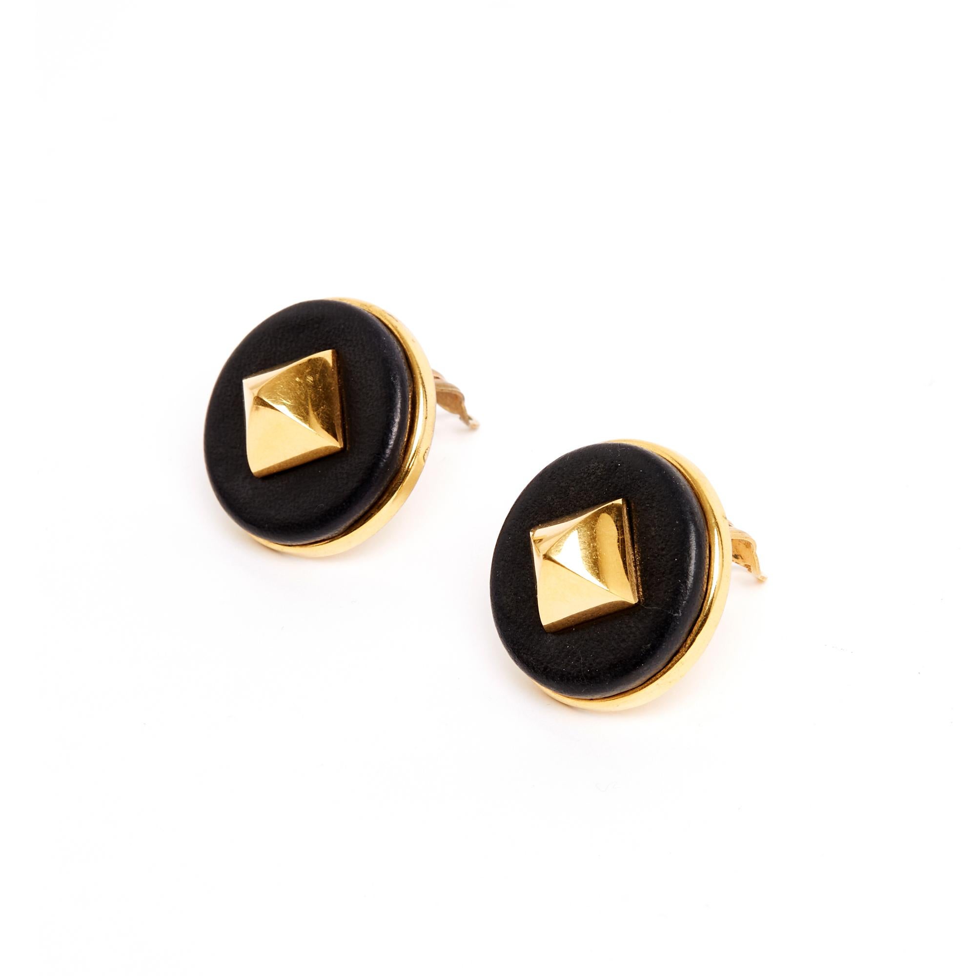 Hermès clip-on earrings circa 1990 in gold-plated metal from the Collier de Chien series (or Medor for those in the know) composed of a large gold-plated metal circle adorned with black leather and topped with the famous stud. Diameter 3.5 cm. One