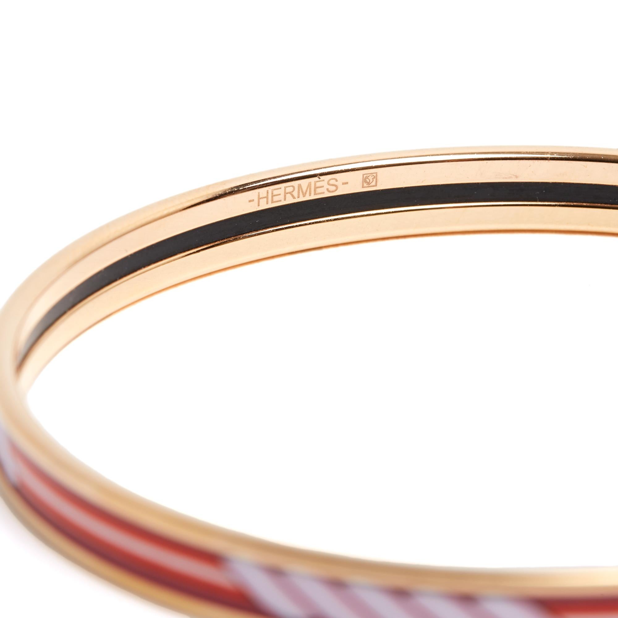 Bracciale Hermès modello Extra Thin in smalto stampato, motivo a corda nei toni del rosso e del rosa, metallo placcato oro. Taglia 65 o S internazionale: diametro interno 6,3 cm, lunghezza totale circa 20,3 cm, altezza 0,56 cm. Il braccialetto è