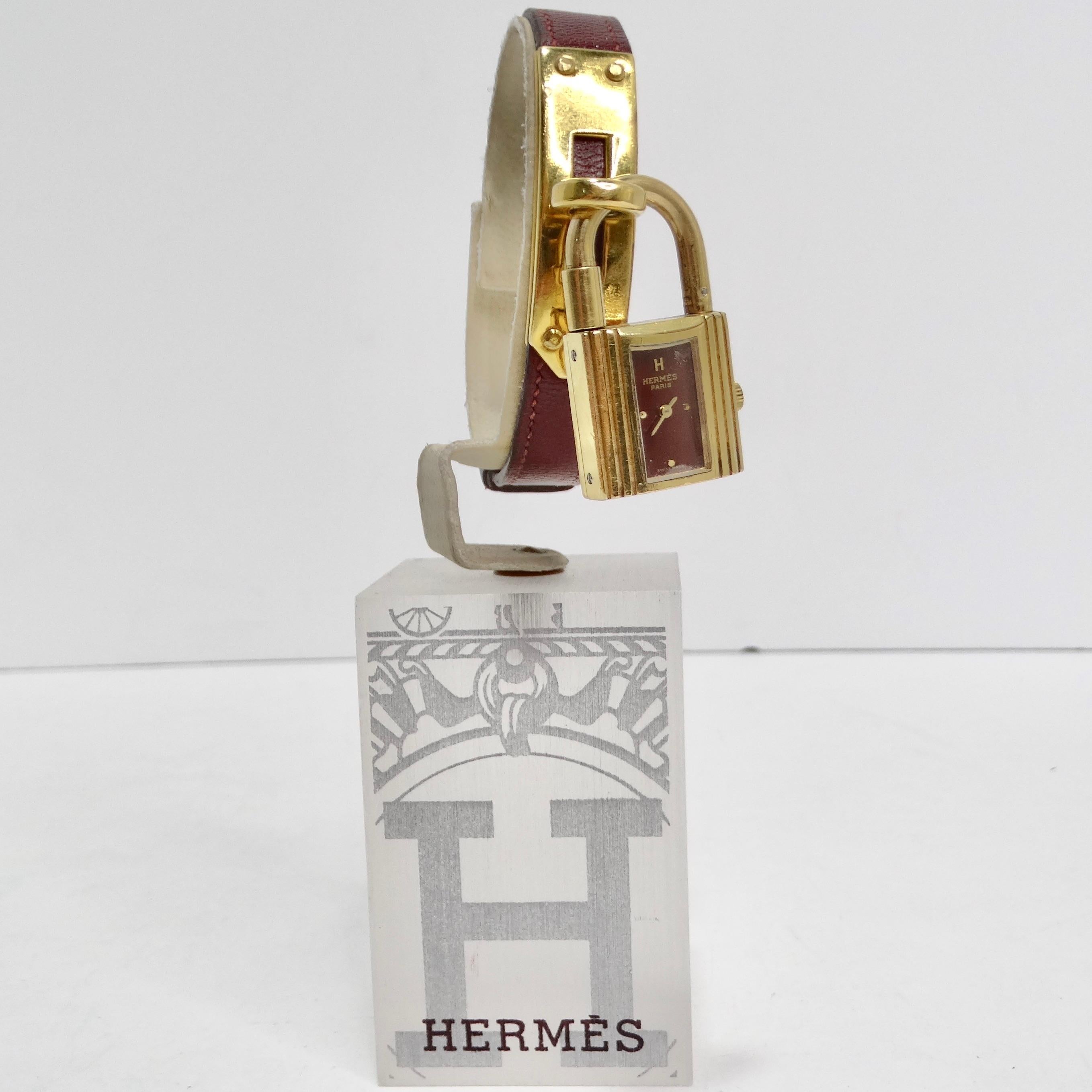 Gönnen Sie sich den Inbegriff von Luxus mit der Hermes 1990s Kelly Watch - einem Zeitmesser, der die Grenzen der Eleganz überschreitet. Als Hommage an die kultige Kelly Bag ist diese Uhr nicht nur ein Accessoire zur Zeitmessung, sondern auch ein