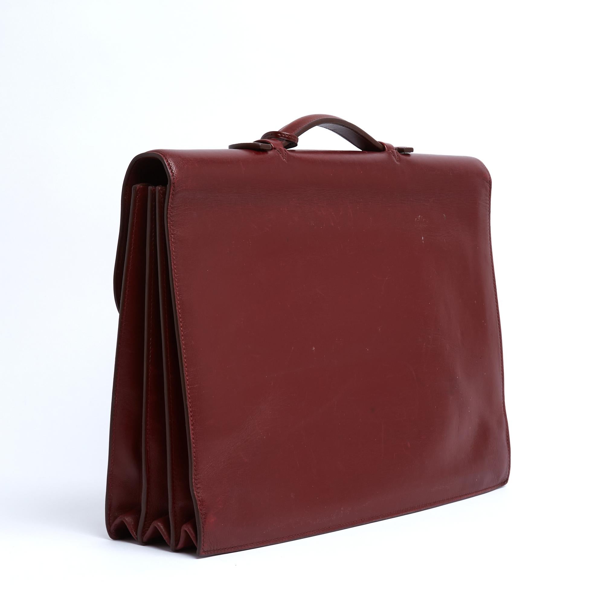 Hermès 1990s Sac a depeches 41 Hermes Red box leather brief case hand bag In Good Condition For Sale In PARIS, FR