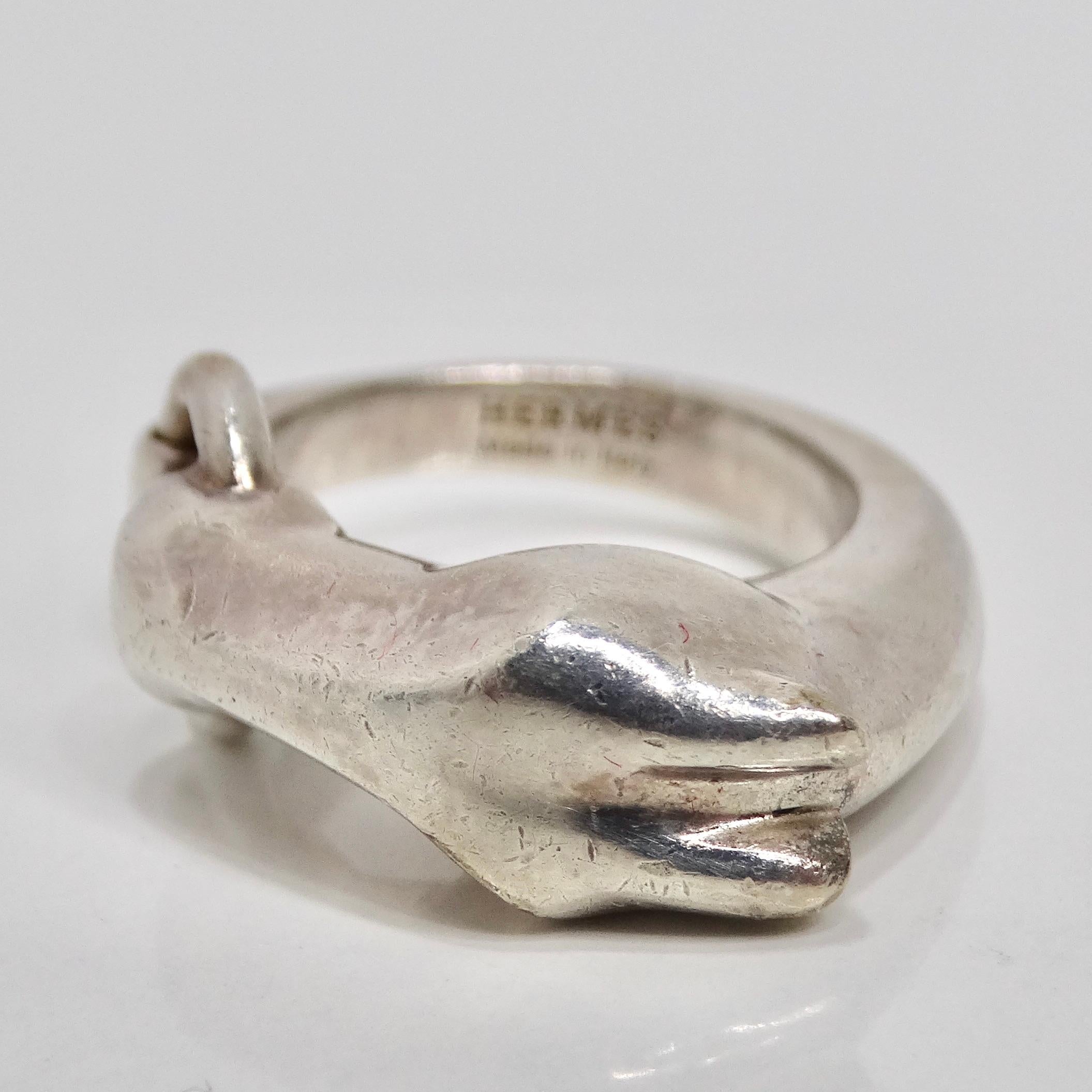 Voici la bague Gallop en argent Hermes des années 1990 - un accessoire unisexe emblématique et polyvalent avec la signature du style Hermes ! Élevez votre style avec la bague Hermes 1990 Gallop en argent, une superbe bague en argent façonnée dans la