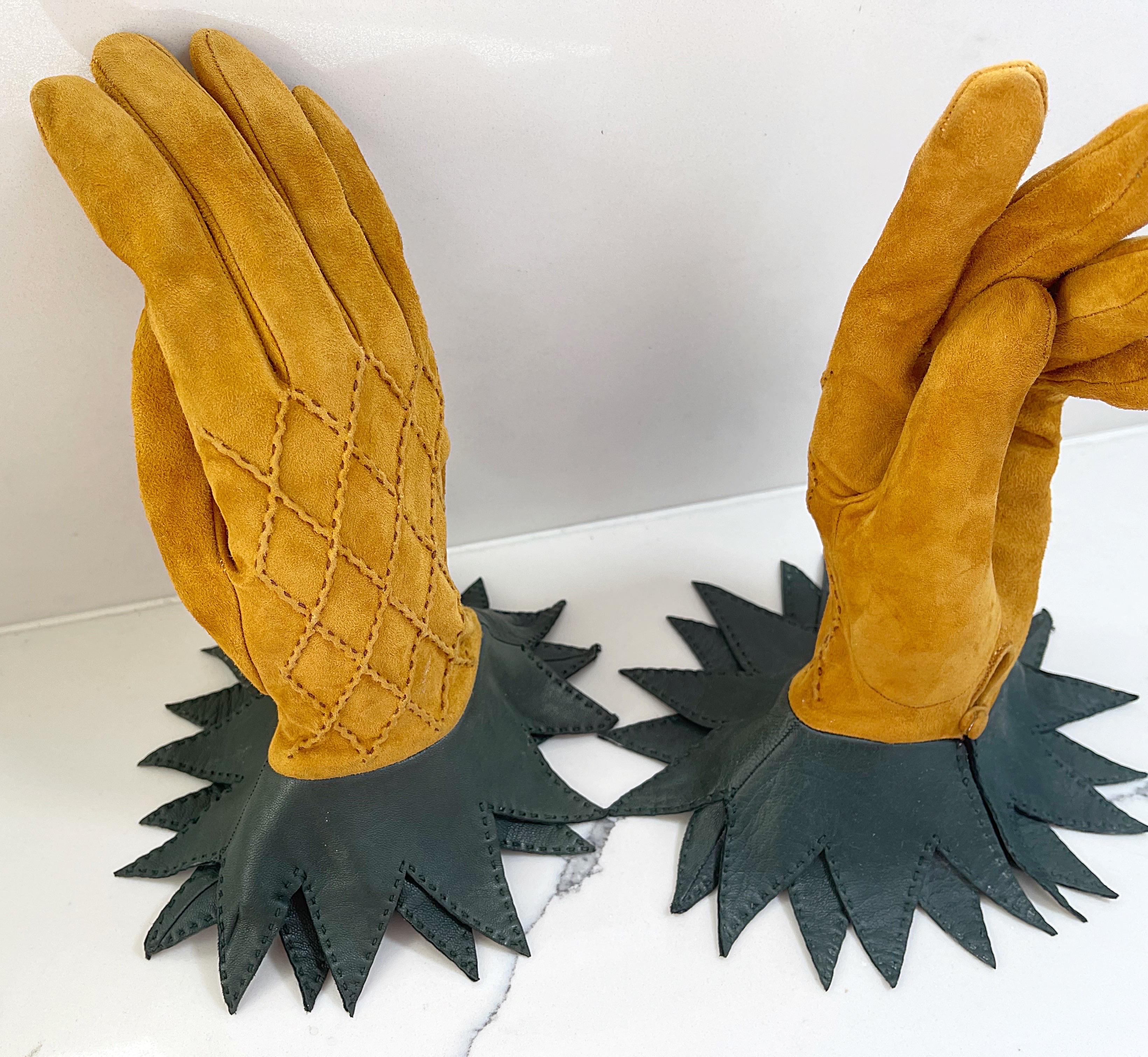 Sehr seltene und sammelbare 1990er HERMÈS Handschuhe ! Diese Schönheiten sehen aus wie Ananas und sind aus goldfarbenem, rautenförmig gestepptem Wildleder und butterweichem, grünem Leder gefertigt. Knöpfe an jeder Innenhand. 
In sehr gutem Zustand