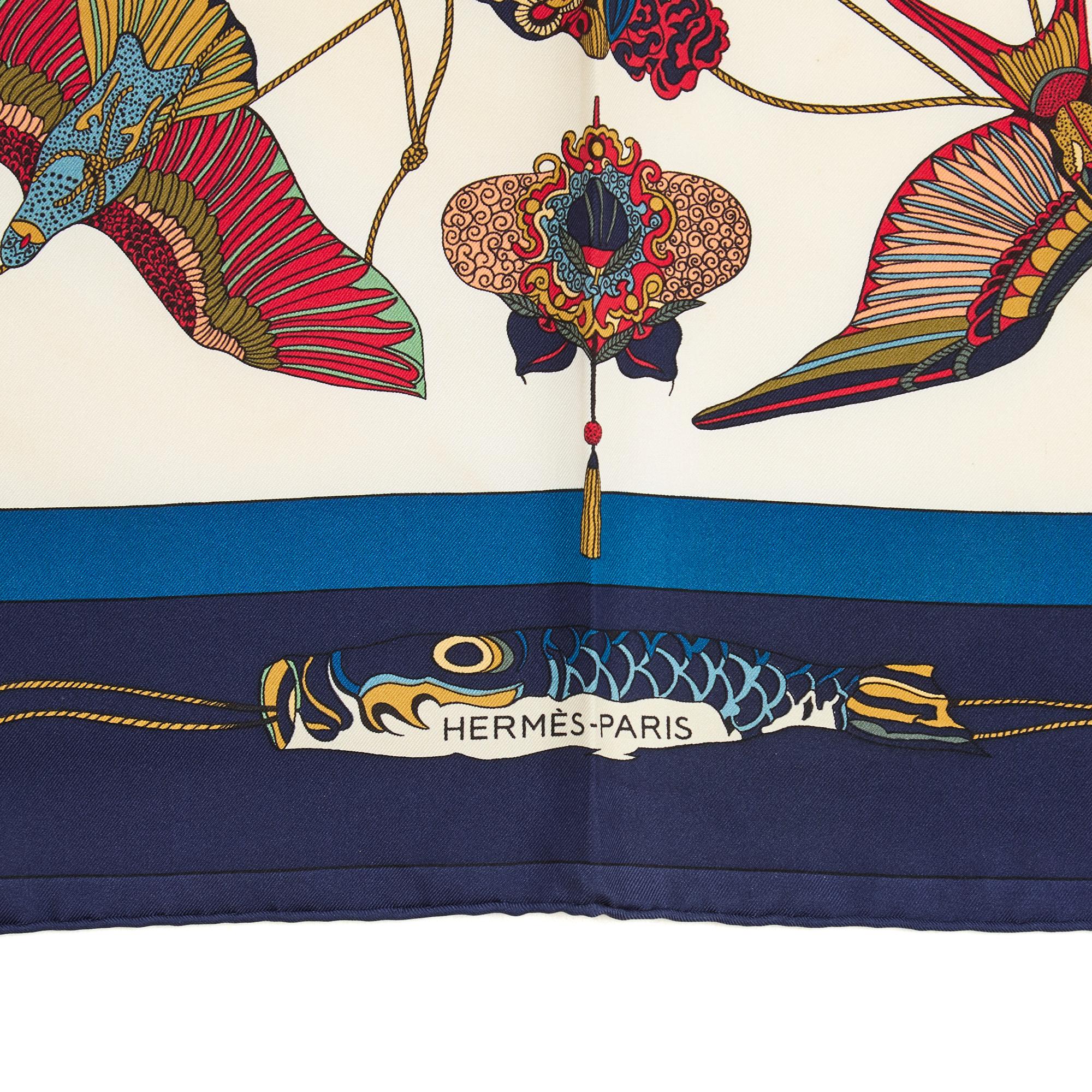 Hermès 1991 Foulard Carré 90 Soies Volantes Navy Ecru Silk Scarf Hermes In Good Condition For Sale In PARIS, FR
