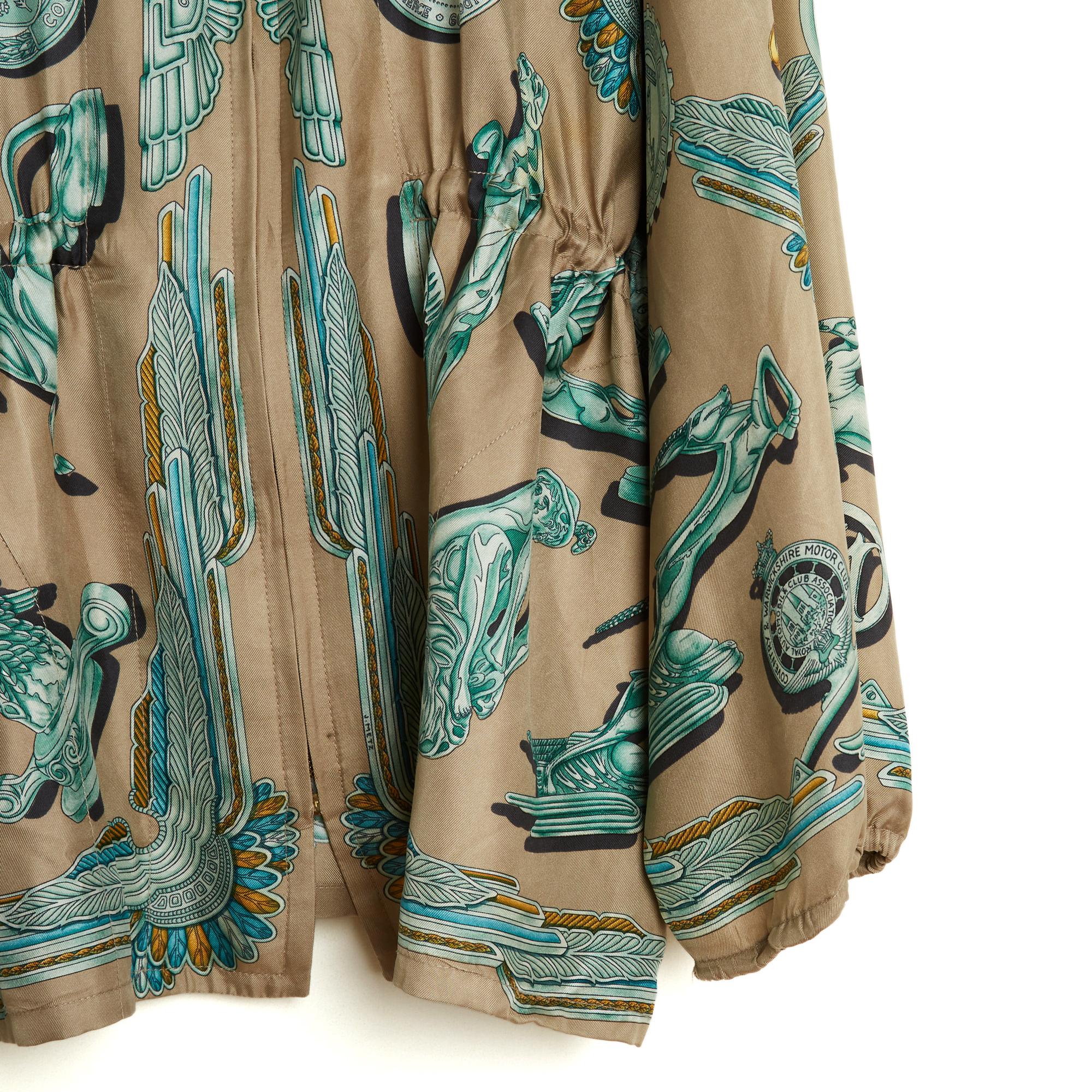 Giacca Hermès del 1991 in twill di seta con motivo Les Parures du Vent in tonalità blu-verde su sfondo taupe (grigio-beige), cappuccio stretto da una cravatta in tinta, cerniera a tutta lunghezza, vita stretta da una cravatta interna in tinta, 2