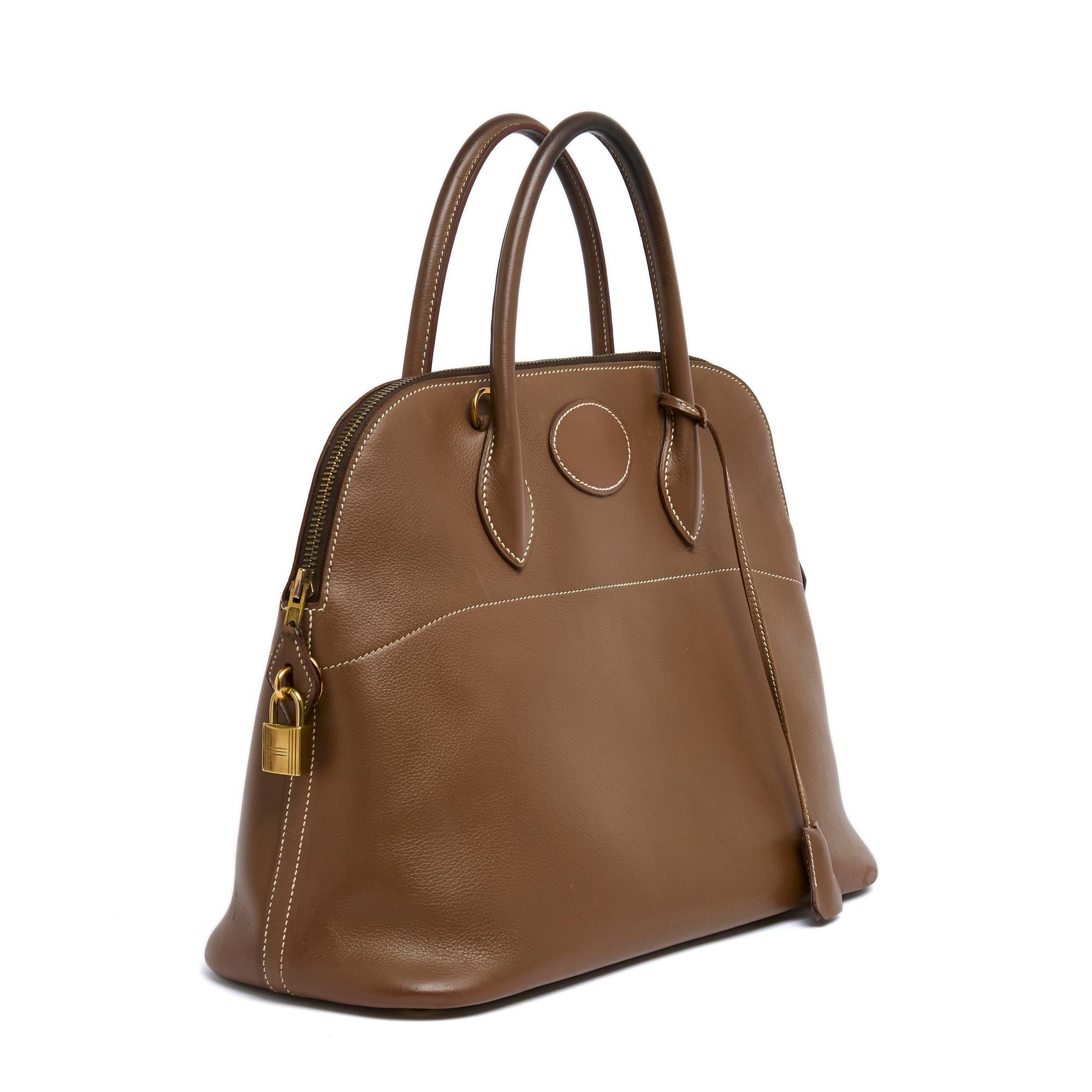Hermès Bolide model bag, size 35, in lightly grained brown (hazelnut) leather, interior in soft, coordinated leather with a large patch pocket, 2 handles for carrying by hand and a removable shoulder strap in coordinated leather for carrying on the