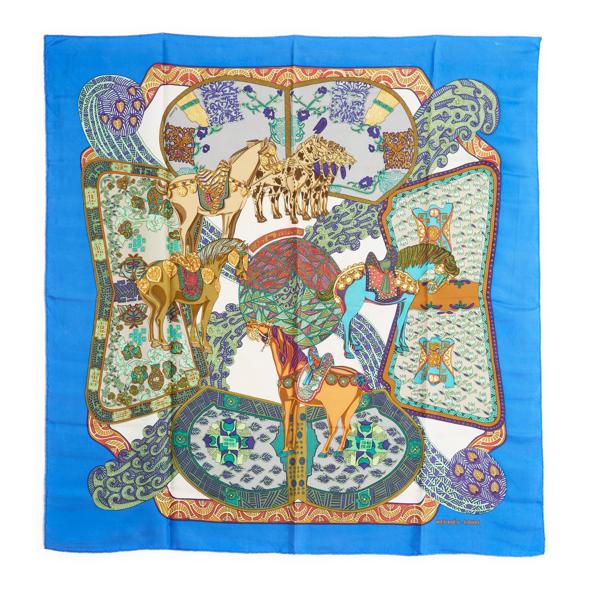 Carré 90 Hermès en twill de soie, motif Art des Steppes par Annie Faivre, publié en 1991, motifs jamais réédités dans les tons verts et bleus, bords bleus 