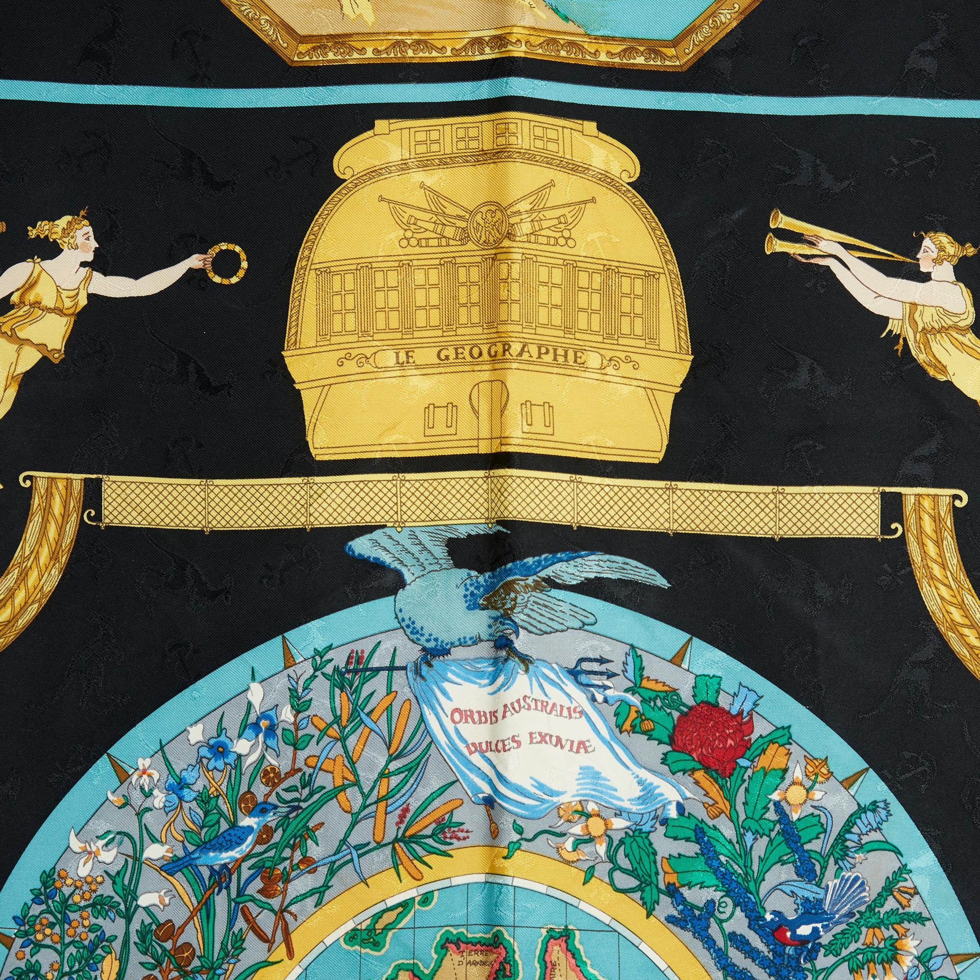 Foulard quadrato di Hermès 90 intitolato Le Géographe di Sandra Laroche (pubblicato nel 1992, riedito nel 1995) su sfondo nero; oltre al motivo, la seta è ricamata con ancore e canguri. Larghezza 90 x lunghezza 90 cm circa. La sciarpa è vintage ma