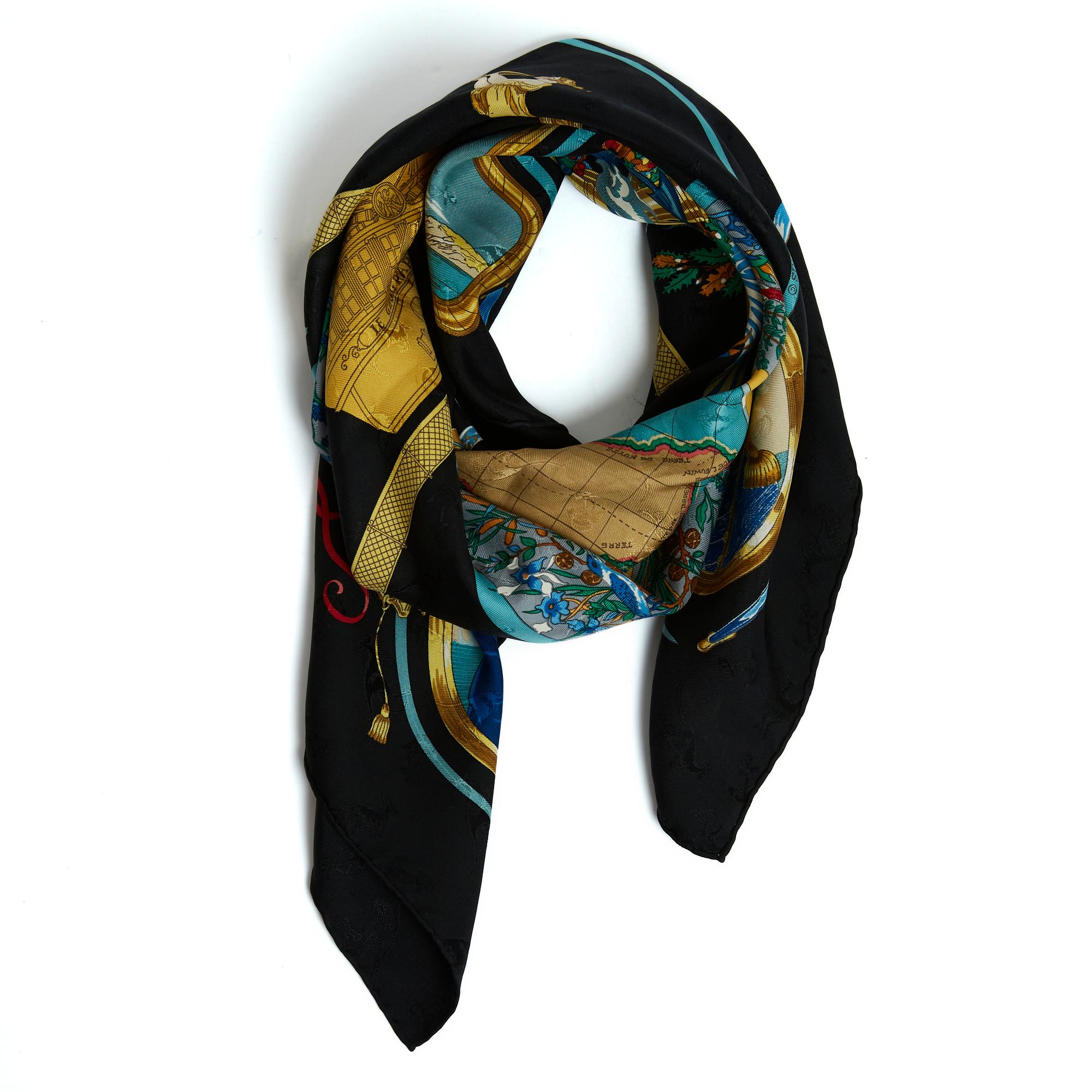 Hermès 1992 Foulard Carré 90 Le Geographe Sciarpa di seta damascata nera Hermès In condizioni buone in vendita a PARIS, FR